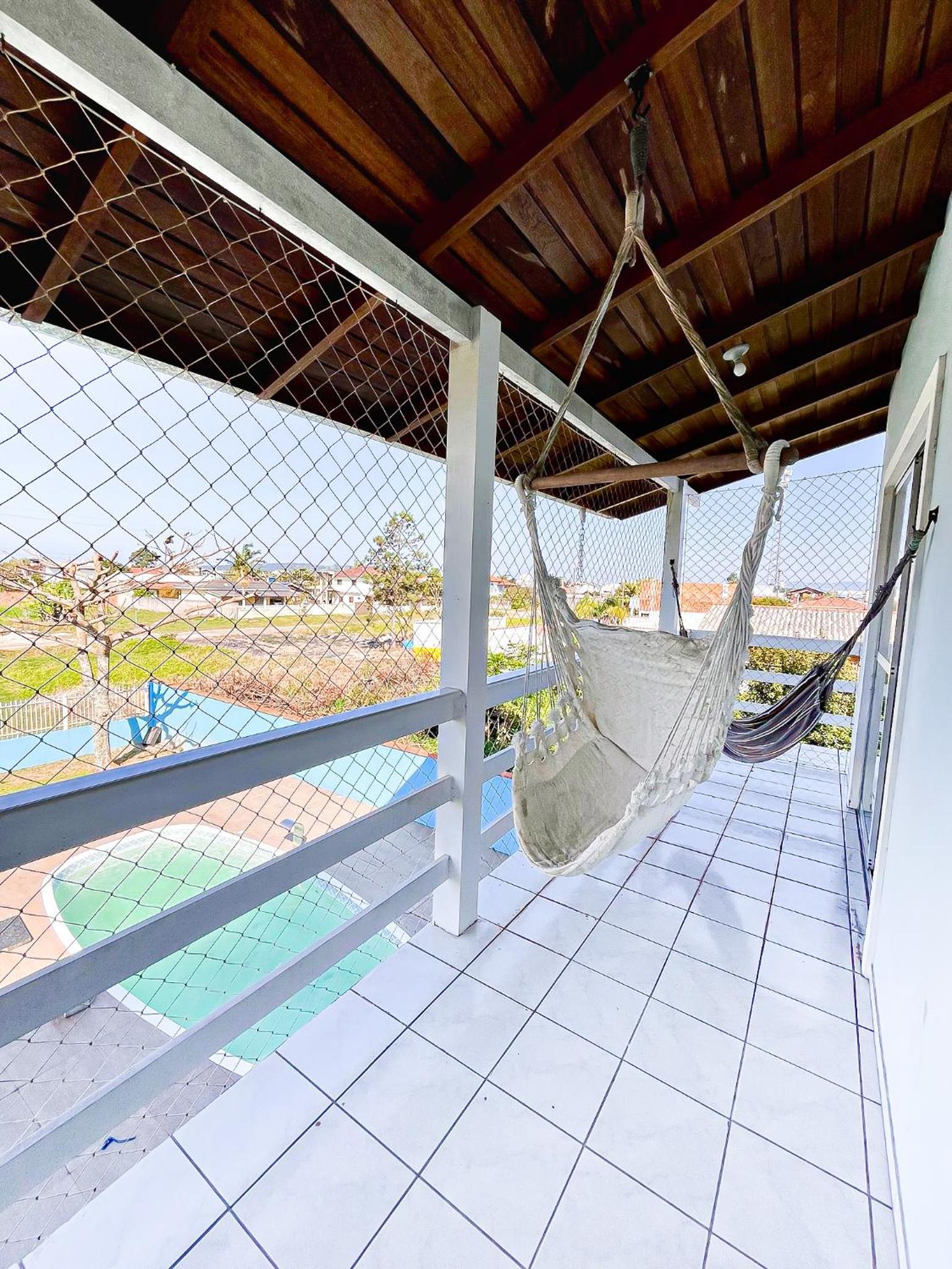 Apto familiar com piscina, ar condicionado, churrasqueira, garagem e quintal à 450m da praia