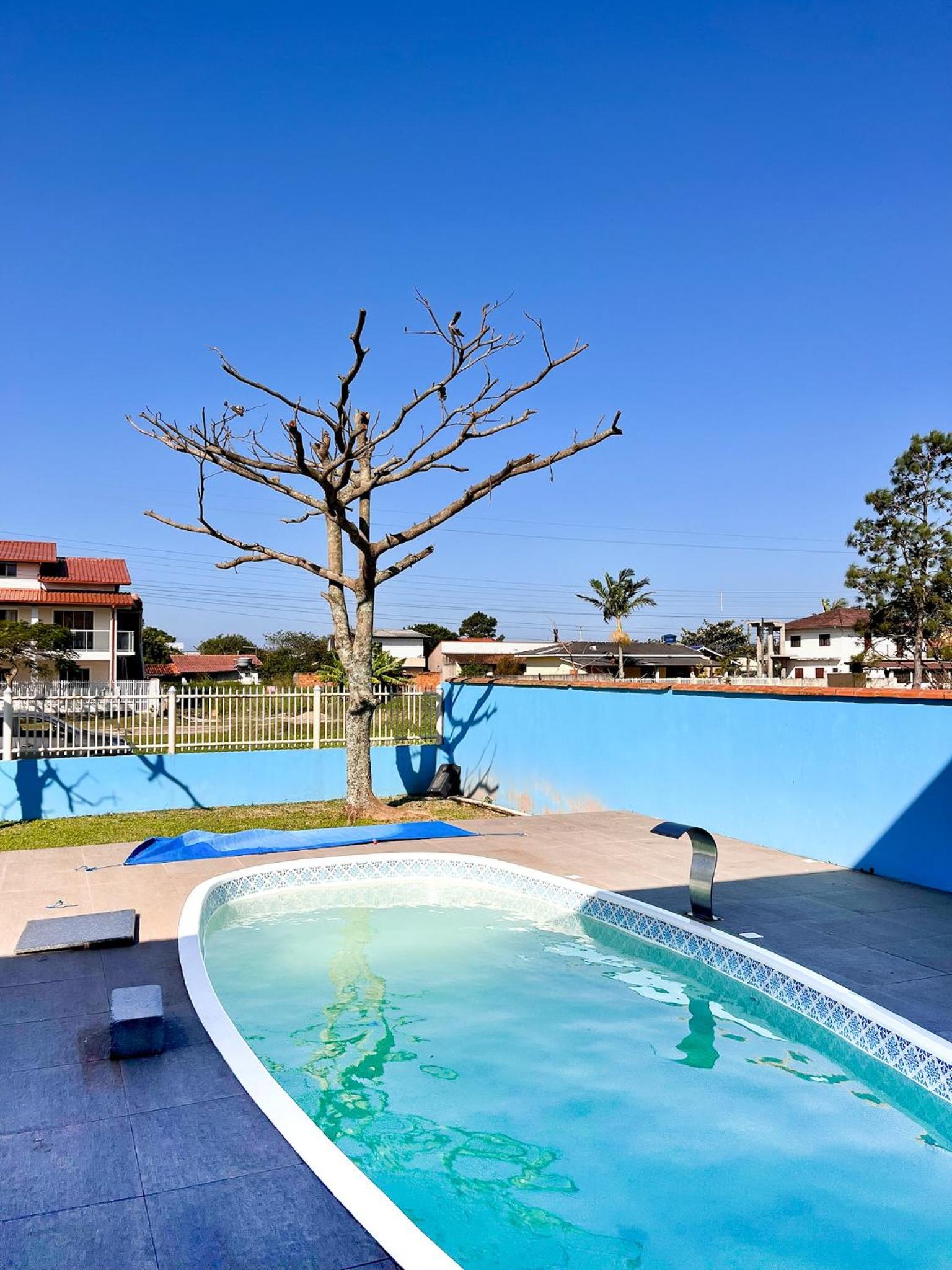Apto familiar com piscina, ar condicionado, churrasqueira, garagem e quintal à 450m da praia