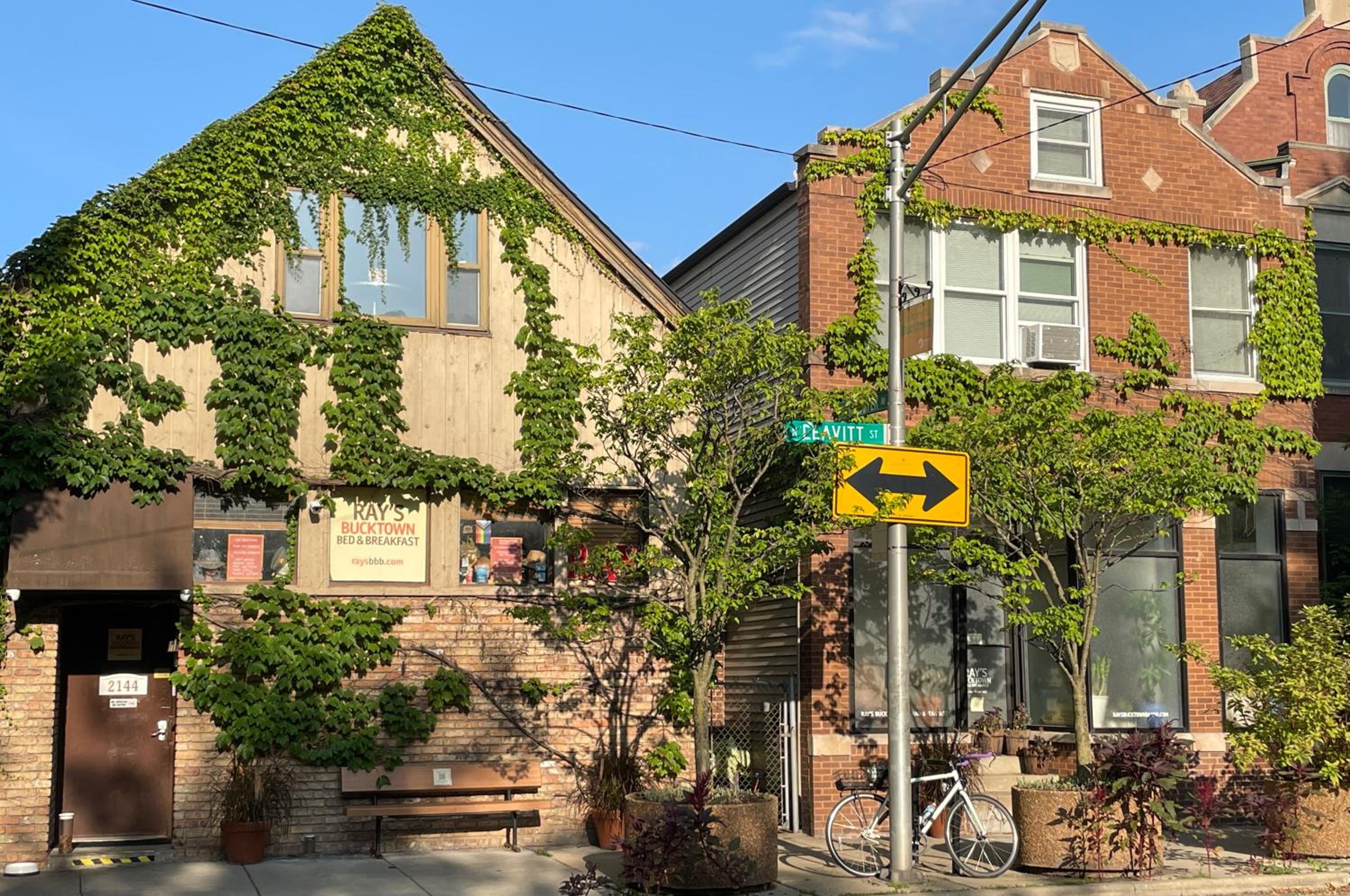 Hotel Ray's Bucktown Bed and Breakfast