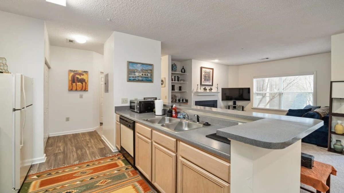 Cozy 1-BR apartment with a seasonal pool view 3