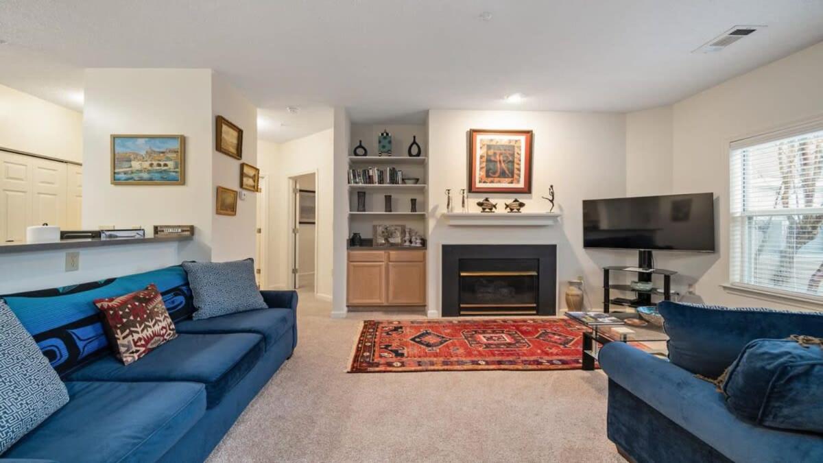Cozy 1-BR apartment with a seasonal pool view 5