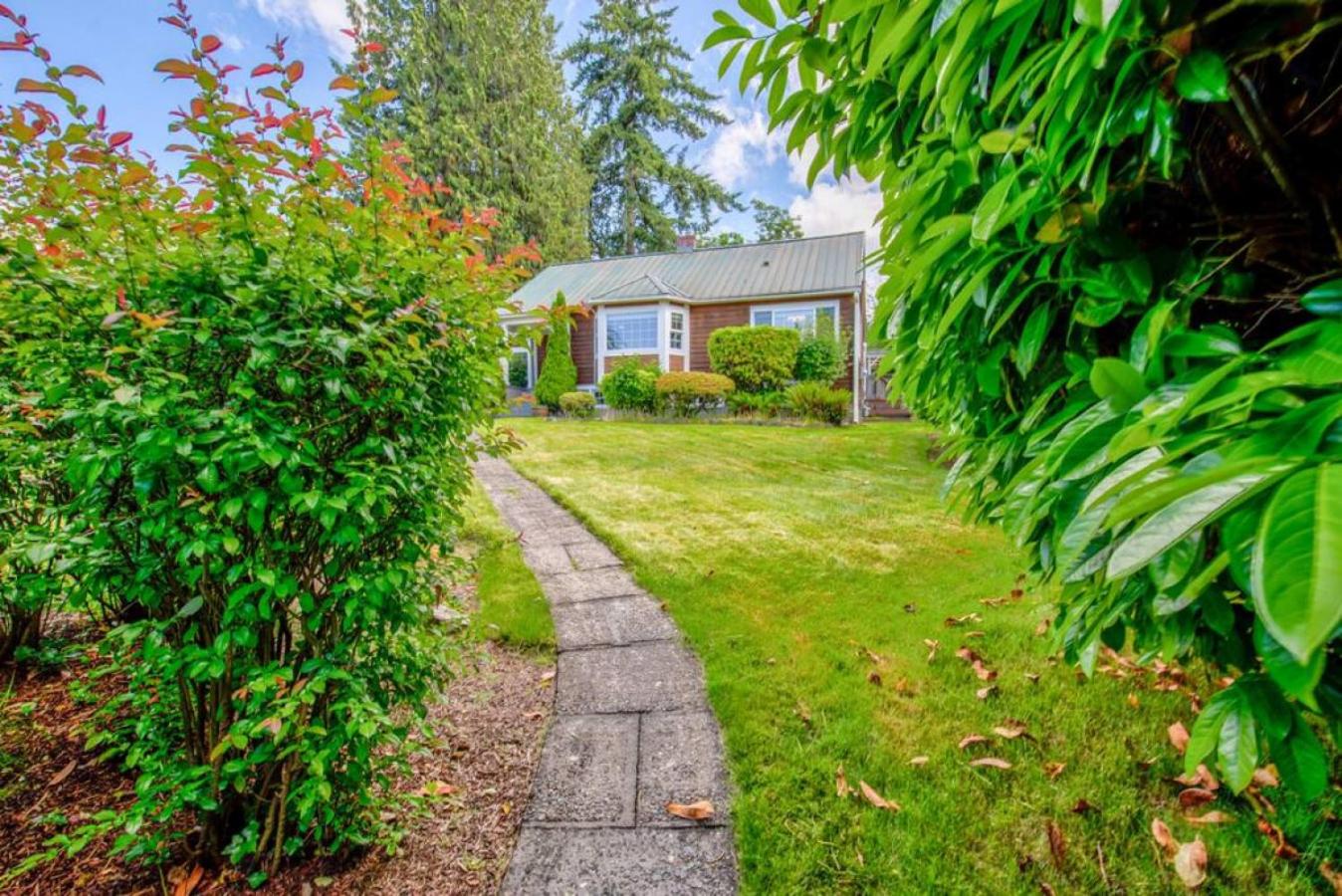 Private park in a cozy home next to I-90 huge yard view 2