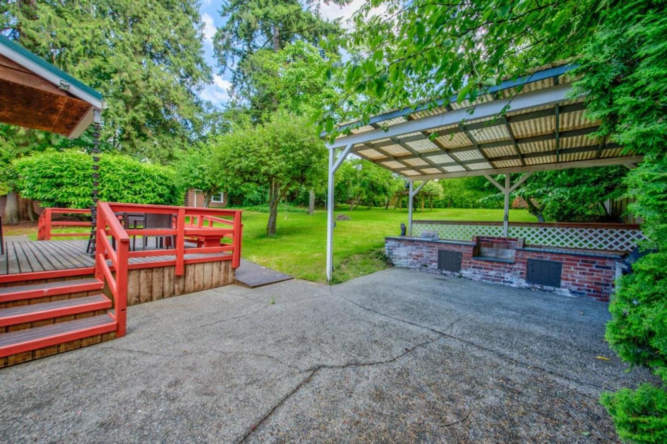 Private park in a cozy home next to I-90 huge yard view 4