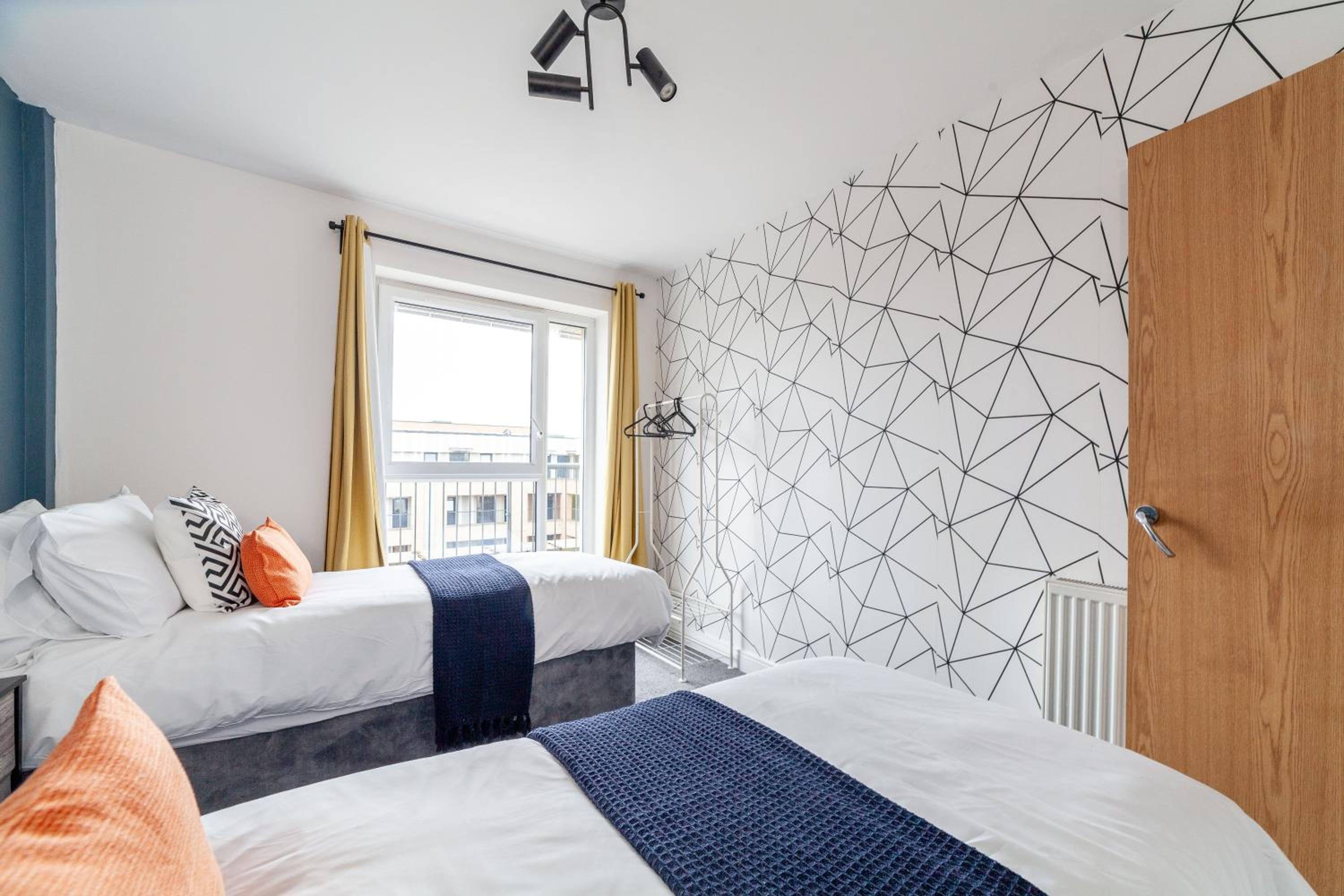 Top-Rated Family Penthouse - King Size Bed & Free Parking view 4