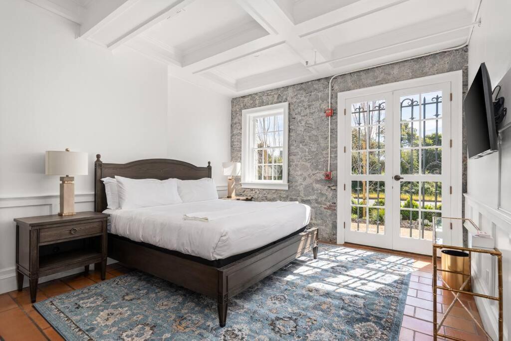 Napa Valley / Sonoma Vacations - Stonehouse Inn, Santa Rosa - Private King Suite  3 - Property Image 1