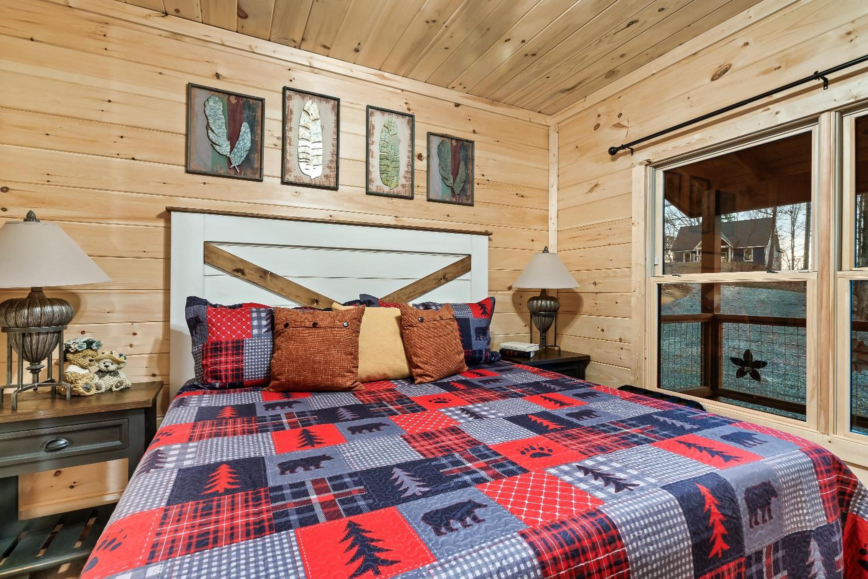 Smoky Mountain Cabin Hot Tub, Fire Pit & Games