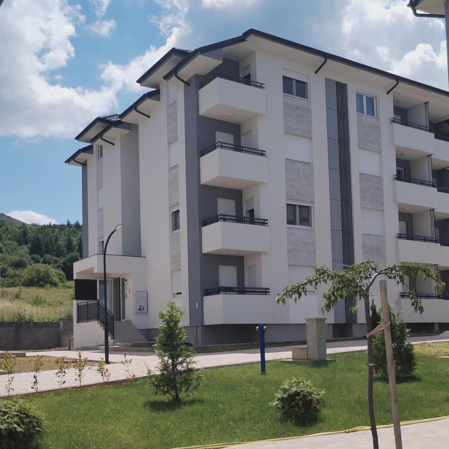 Viktor i Kasija green hill