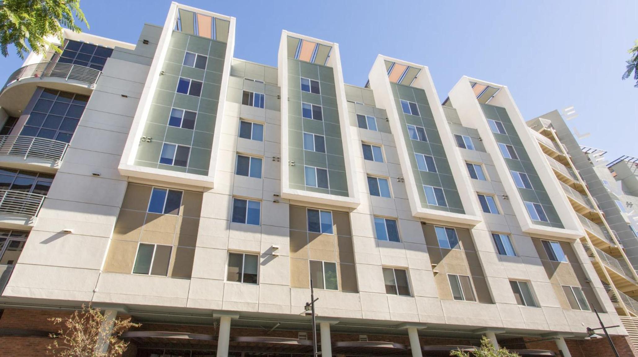 Luxury Apartment in the Center of Glendale view 2