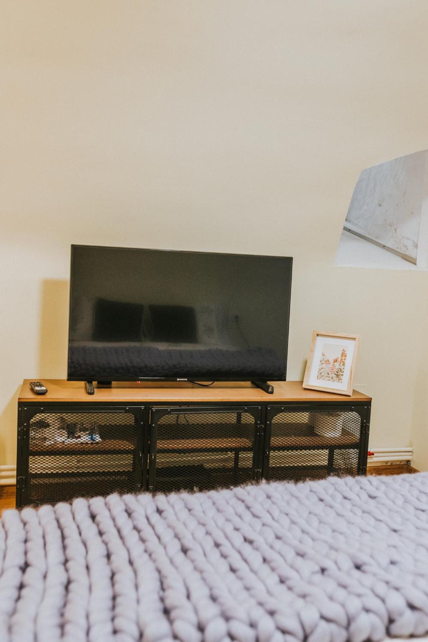 Locart -Cozy Downtown Apartment, near Black Church with Free Wi-fi
