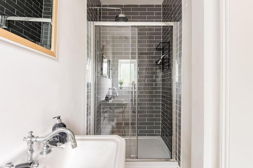 Cotswold Cheltenham, whole house with hot tub