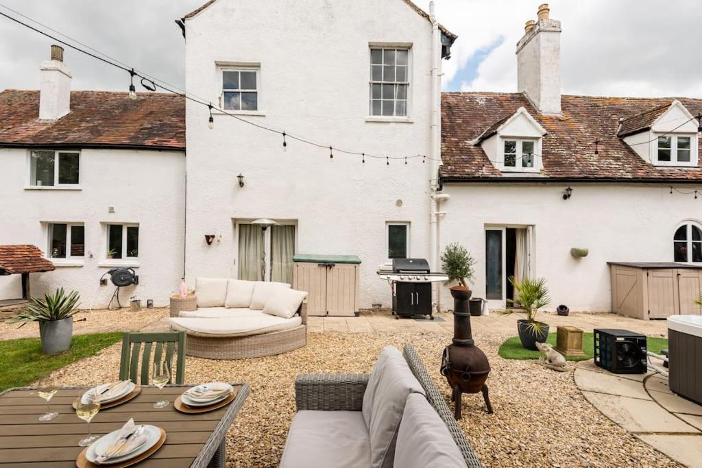 Cotswold Cheltenham, whole house with hot tub