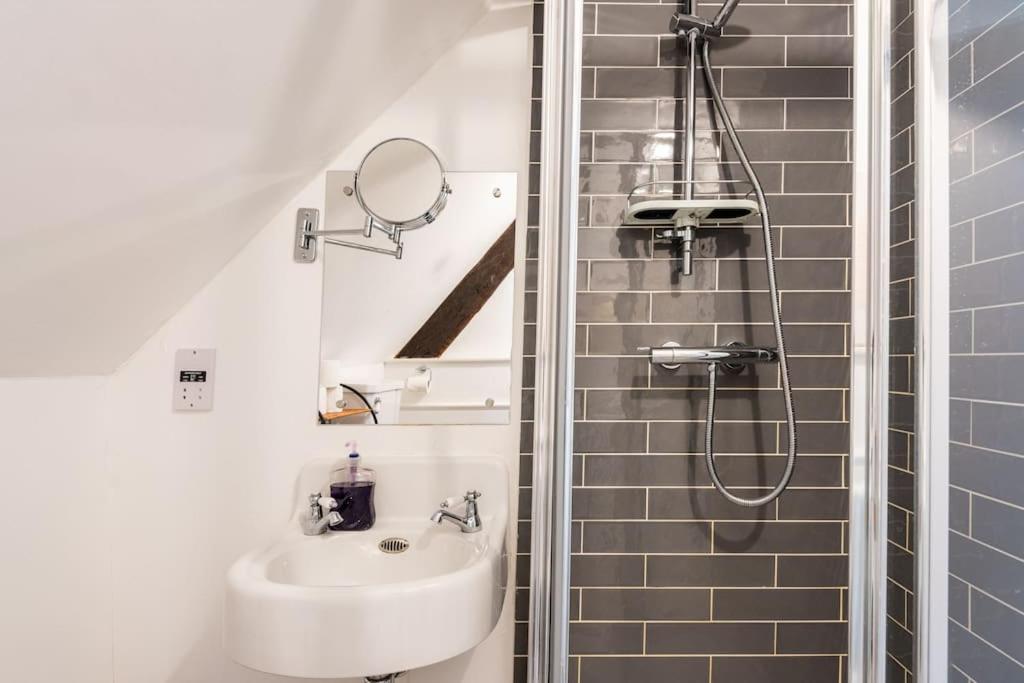 Cotswold Cheltenham, whole house with hot tub