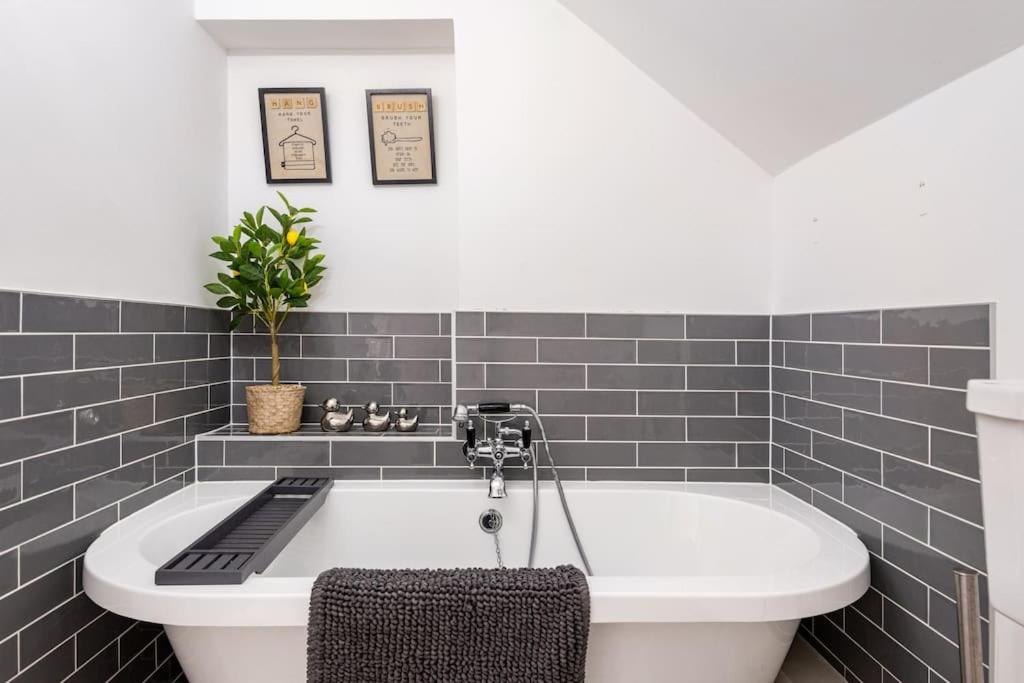 Cotswold Cheltenham, whole house with hot tub
