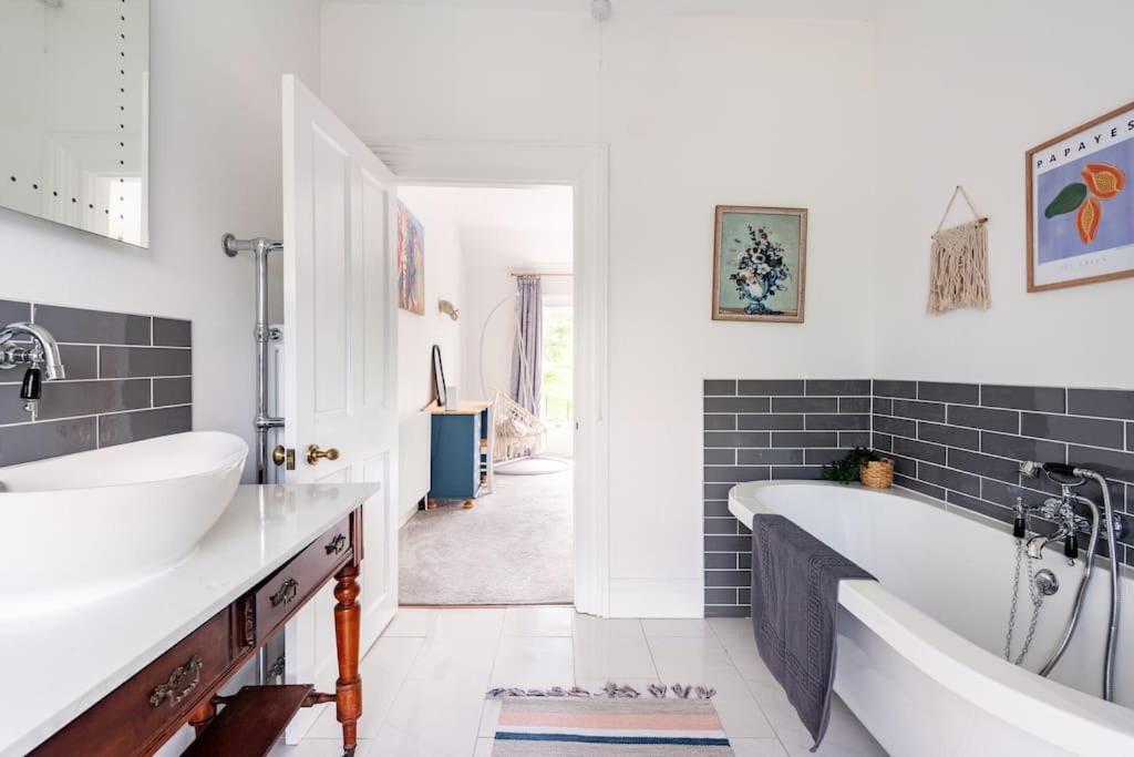 Cotswold Cheltenham, whole house with hot tub