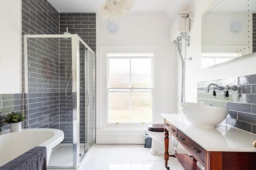 Cotswold Cheltenham, whole house with hot tub