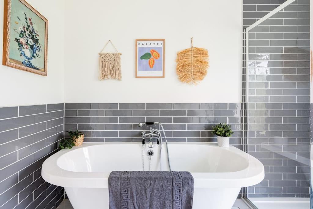 Cotswold Cheltenham, whole house with hot tub