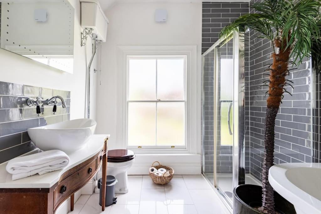 Cotswold Cheltenham, whole house with hot tub