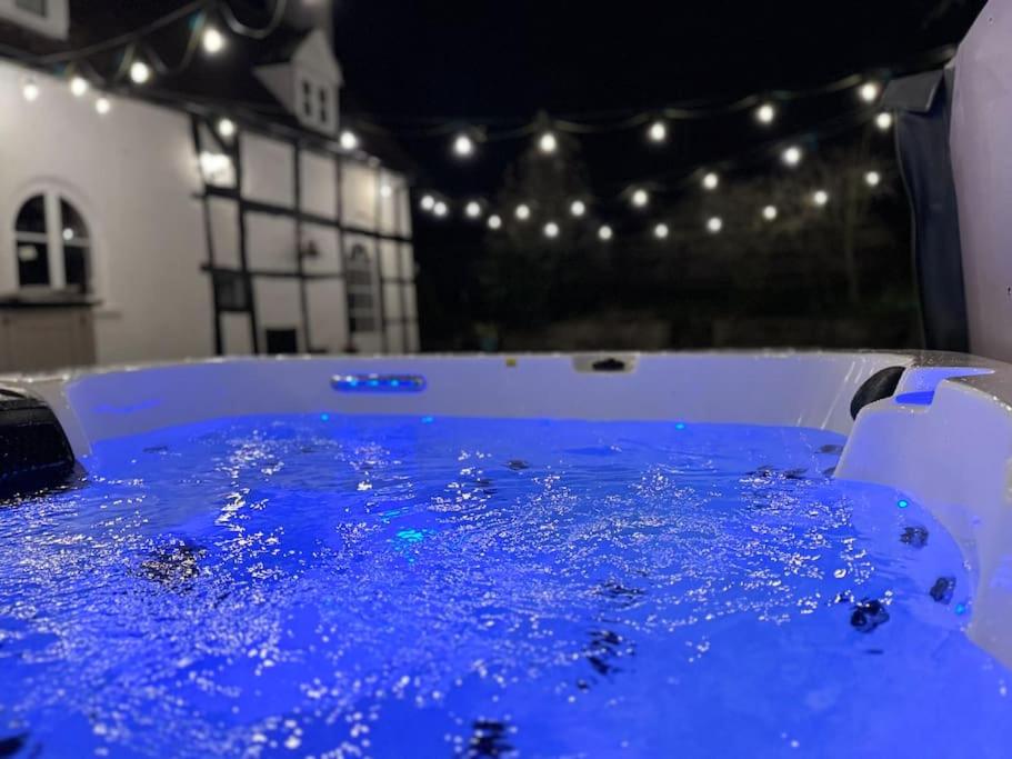 Cotswold Cheltenham, whole house with hot tub
