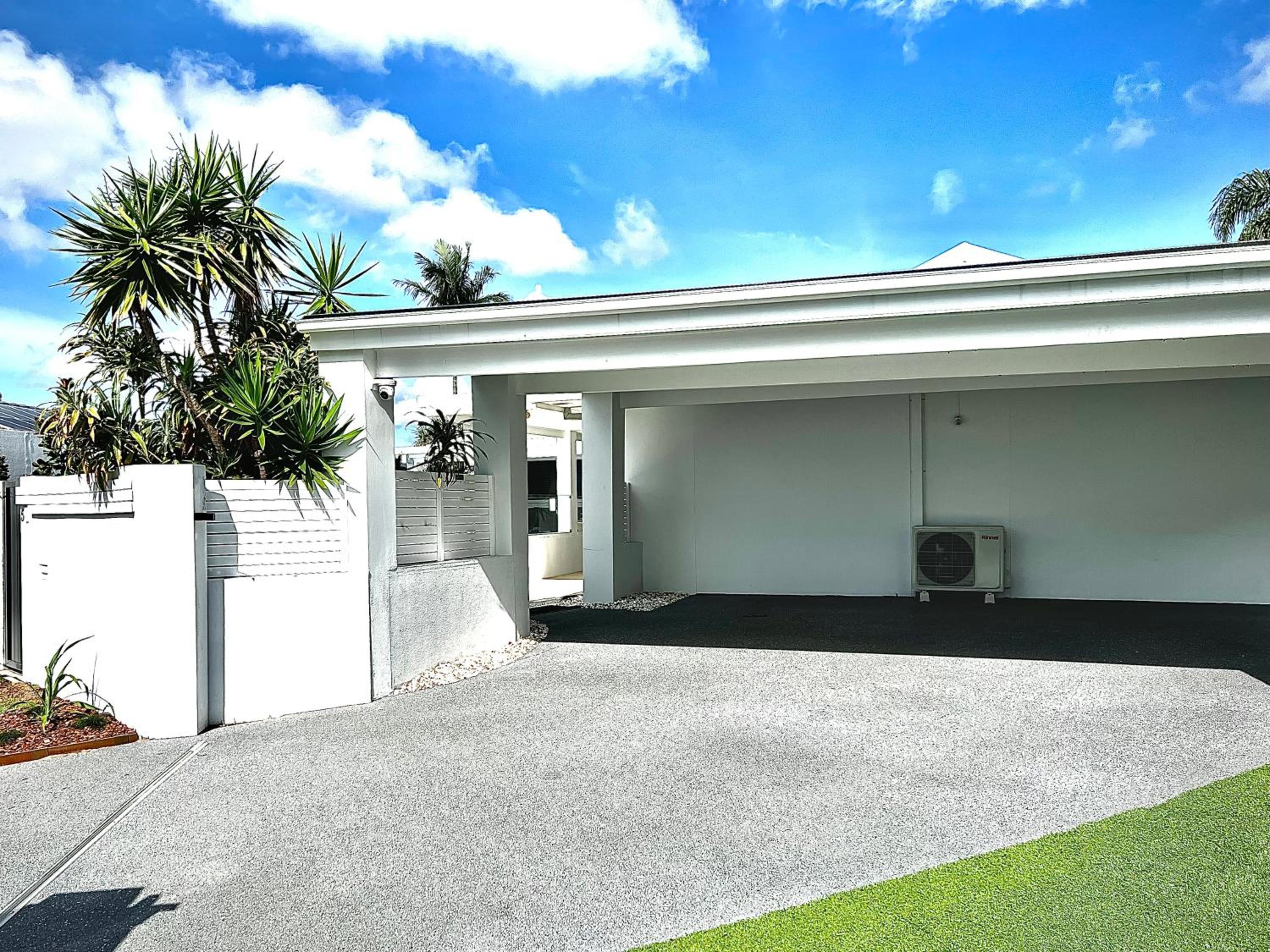 Reflections Broadbeach- Heated Pool! Complete Waterfront Entertainer with Huge Deck, Pool Table and Pontoon
