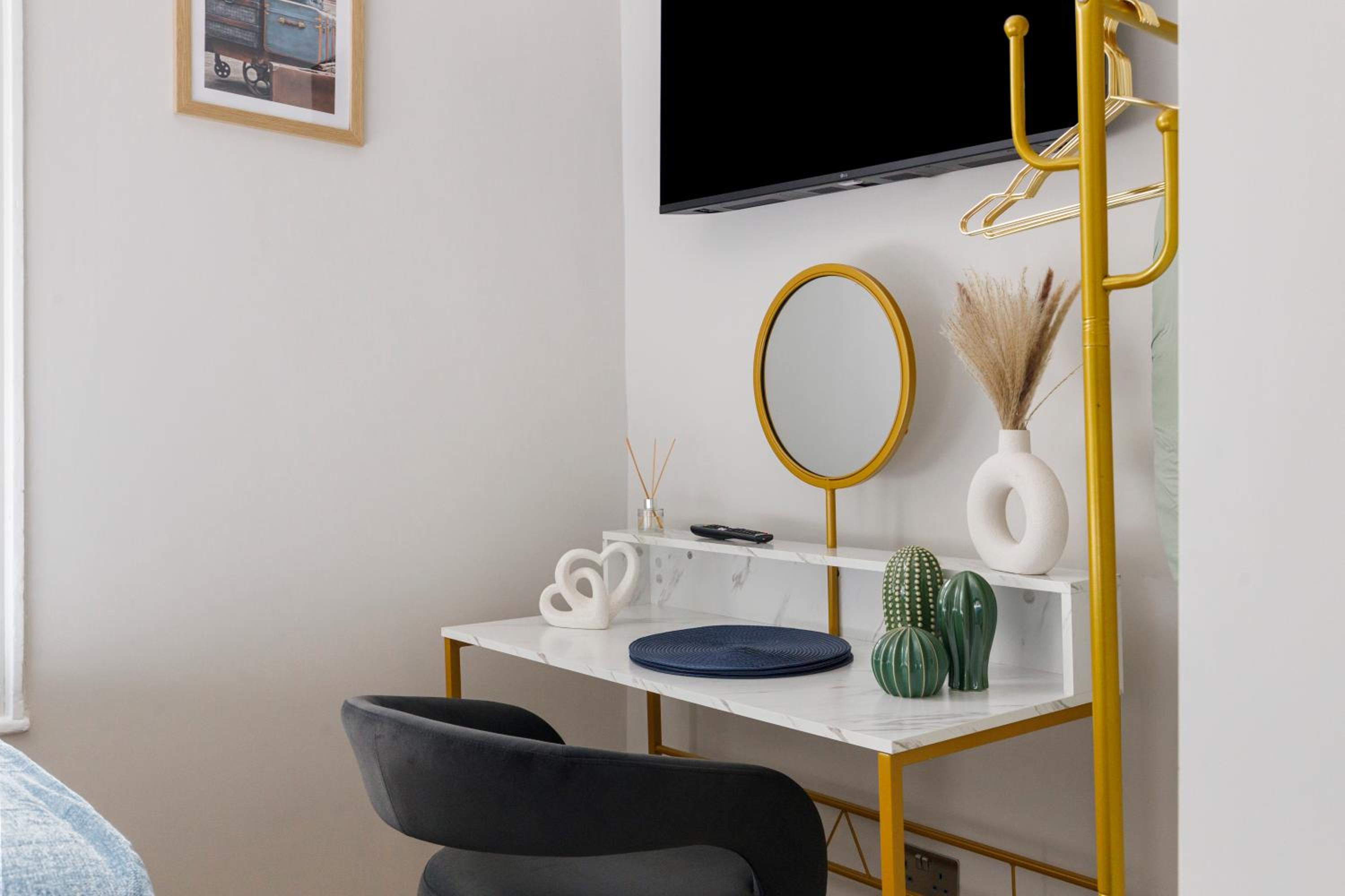 City Living Refined: Studio with Full Kitchen