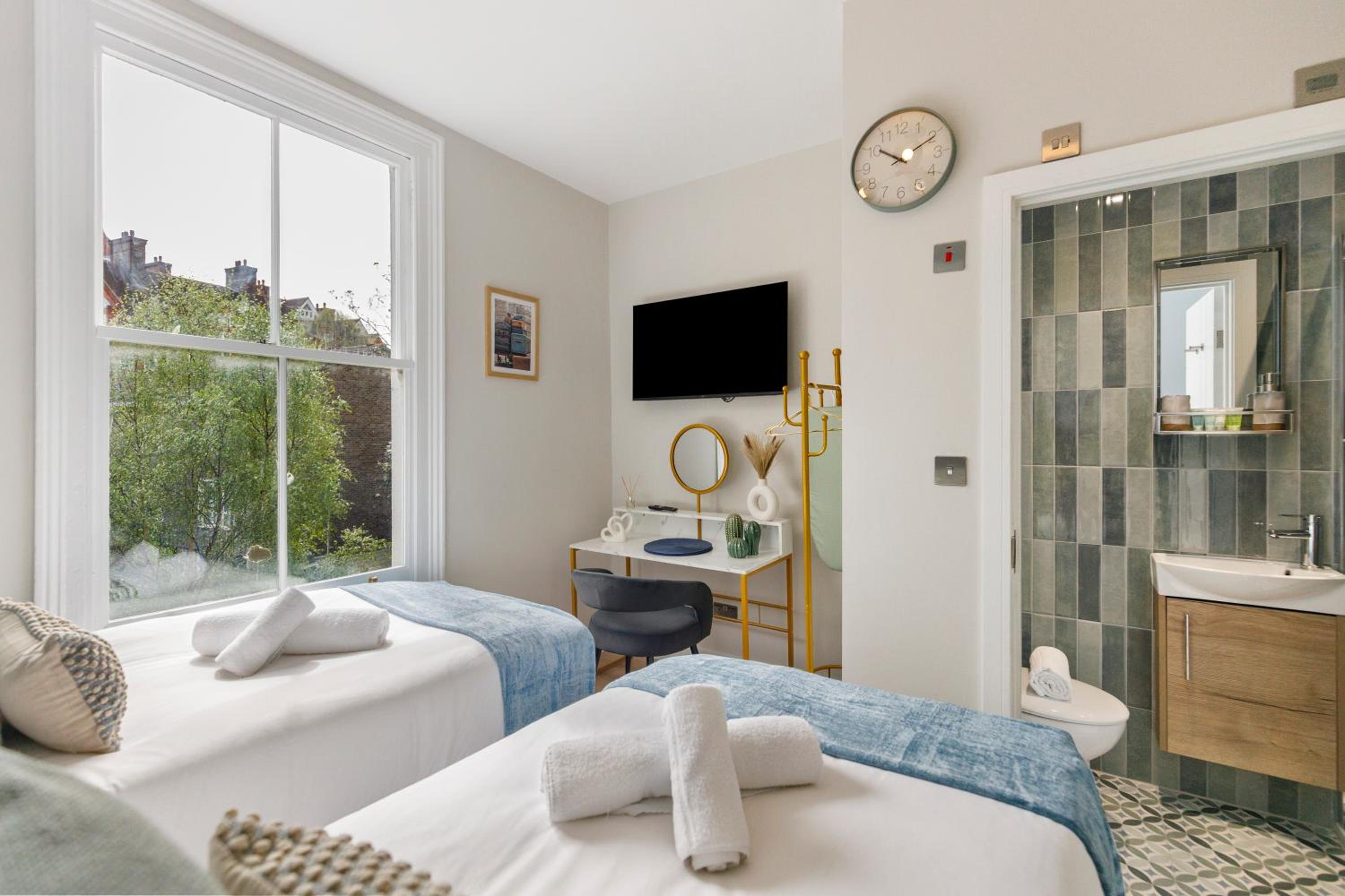 City Living Refined: Studio with Full Kitchen