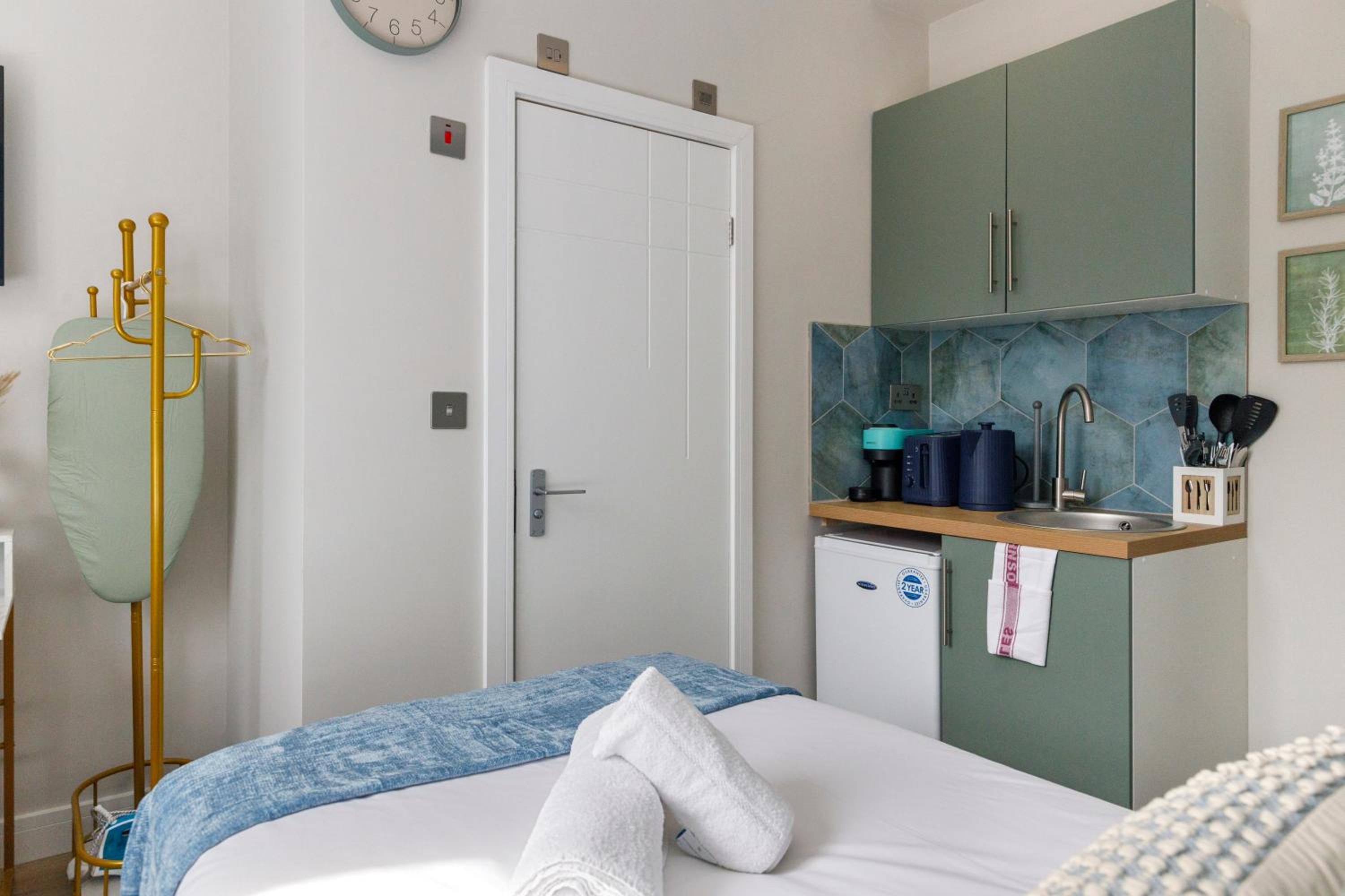 City Living Refined: Studio with Full Kitchen