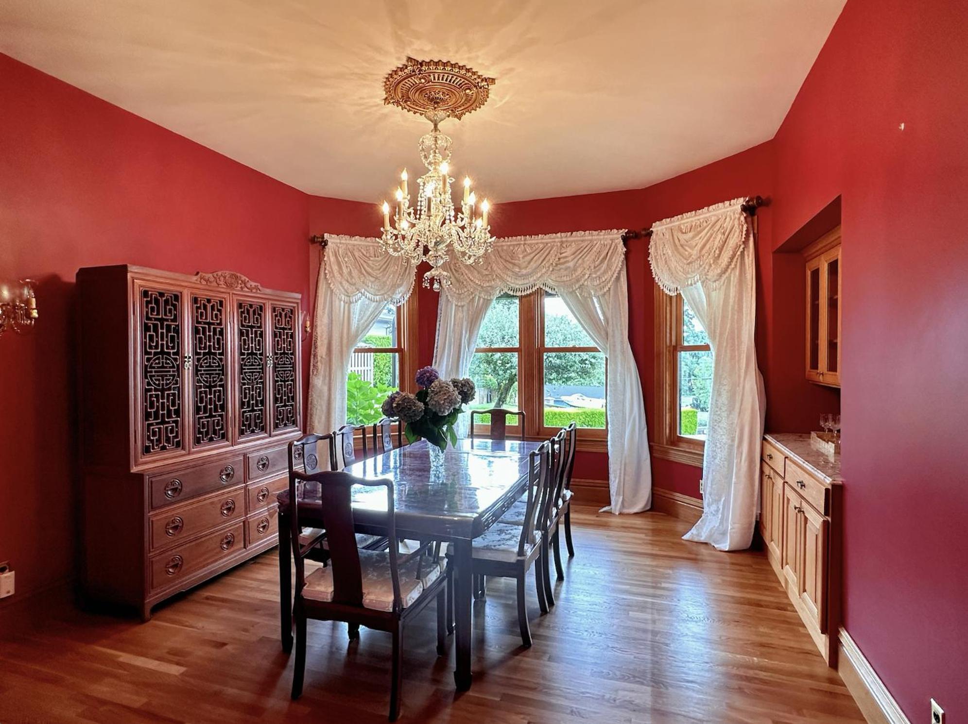 Luxury Bayfront Oasis with Private Beach Access, Near Tulalip Casino and Outlets!
