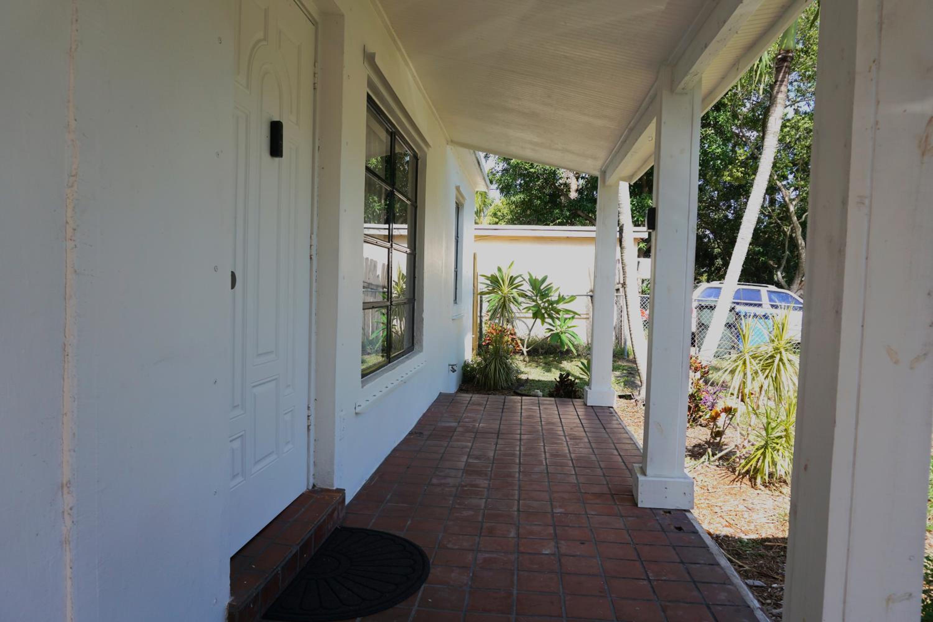 Modern Oasis, King Bed Pet Friendly 10m to Beach