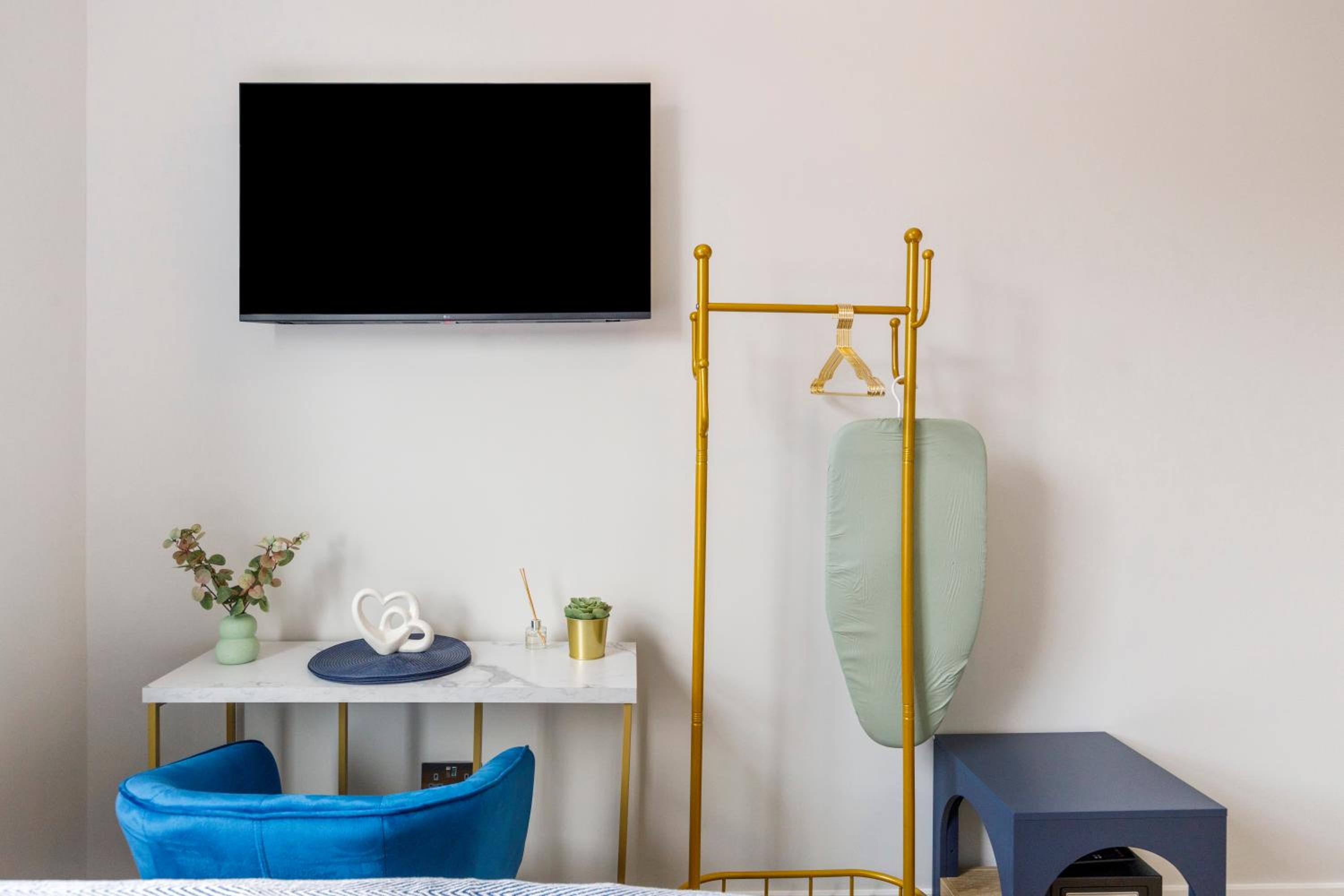 Cityscape Oasis Chic Studio for Urban Dwellers