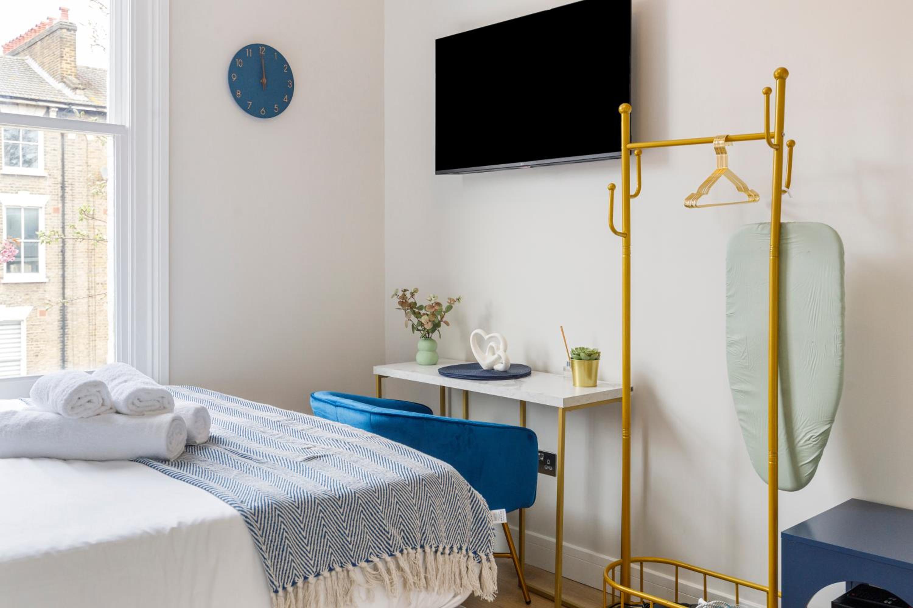Cityscape Oasis Chic Studio for Urban Dwellers