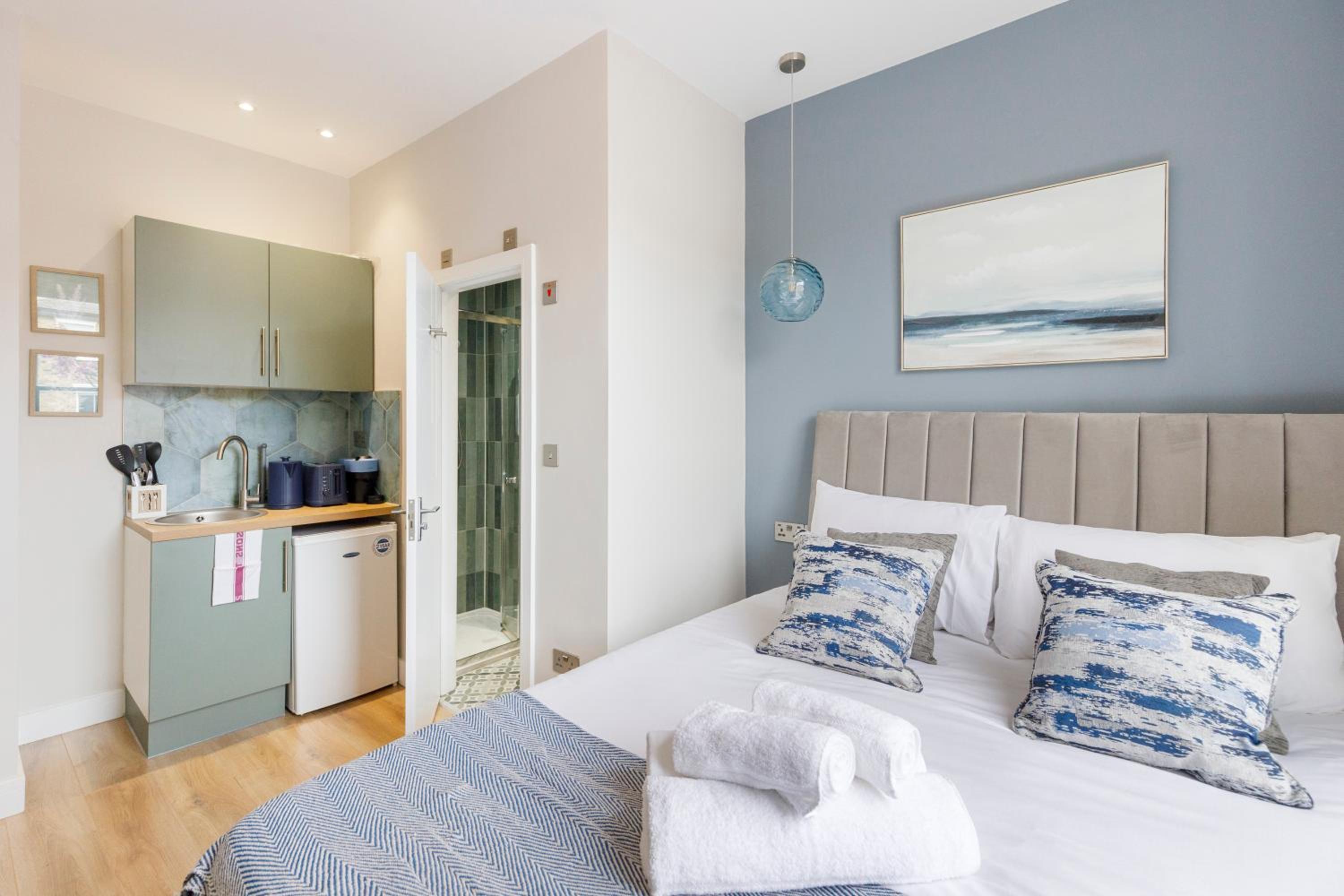 Cityscape Oasis Chic Studio for Urban Dwellers