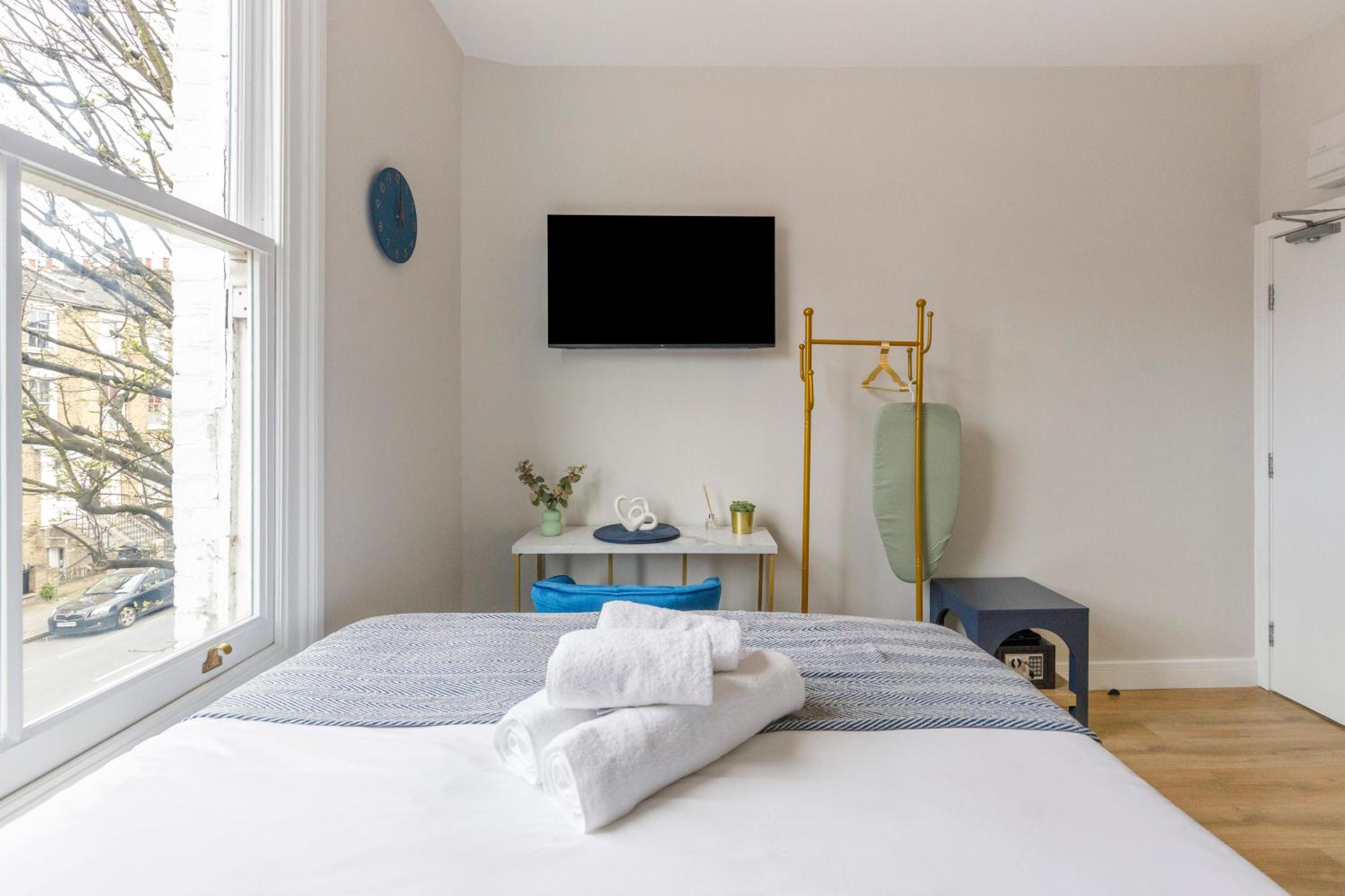 Cityscape Oasis Chic Studio for Urban Dwellers