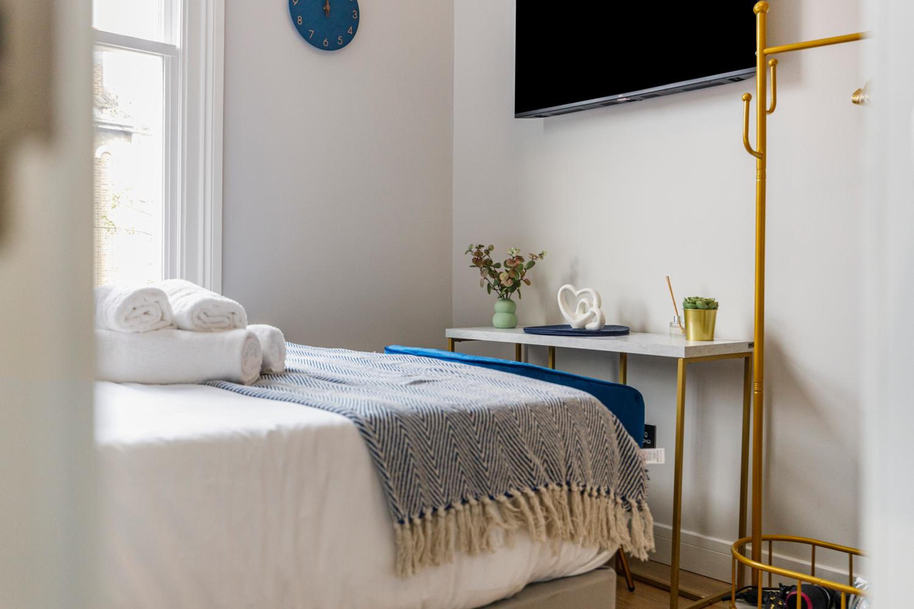 Cityscape Oasis Chic Studio for Urban Dwellers