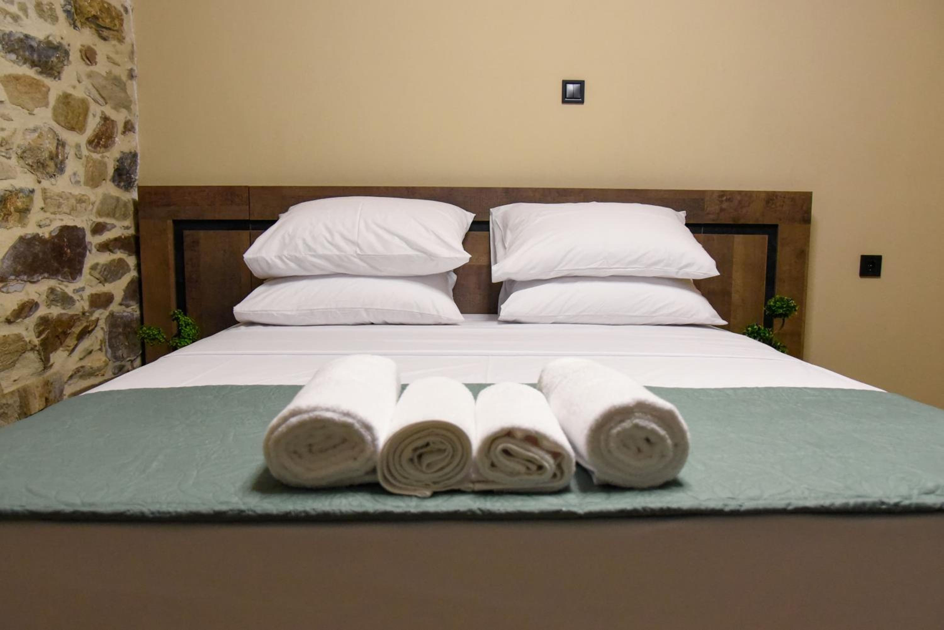 Petra Apartments Karvali