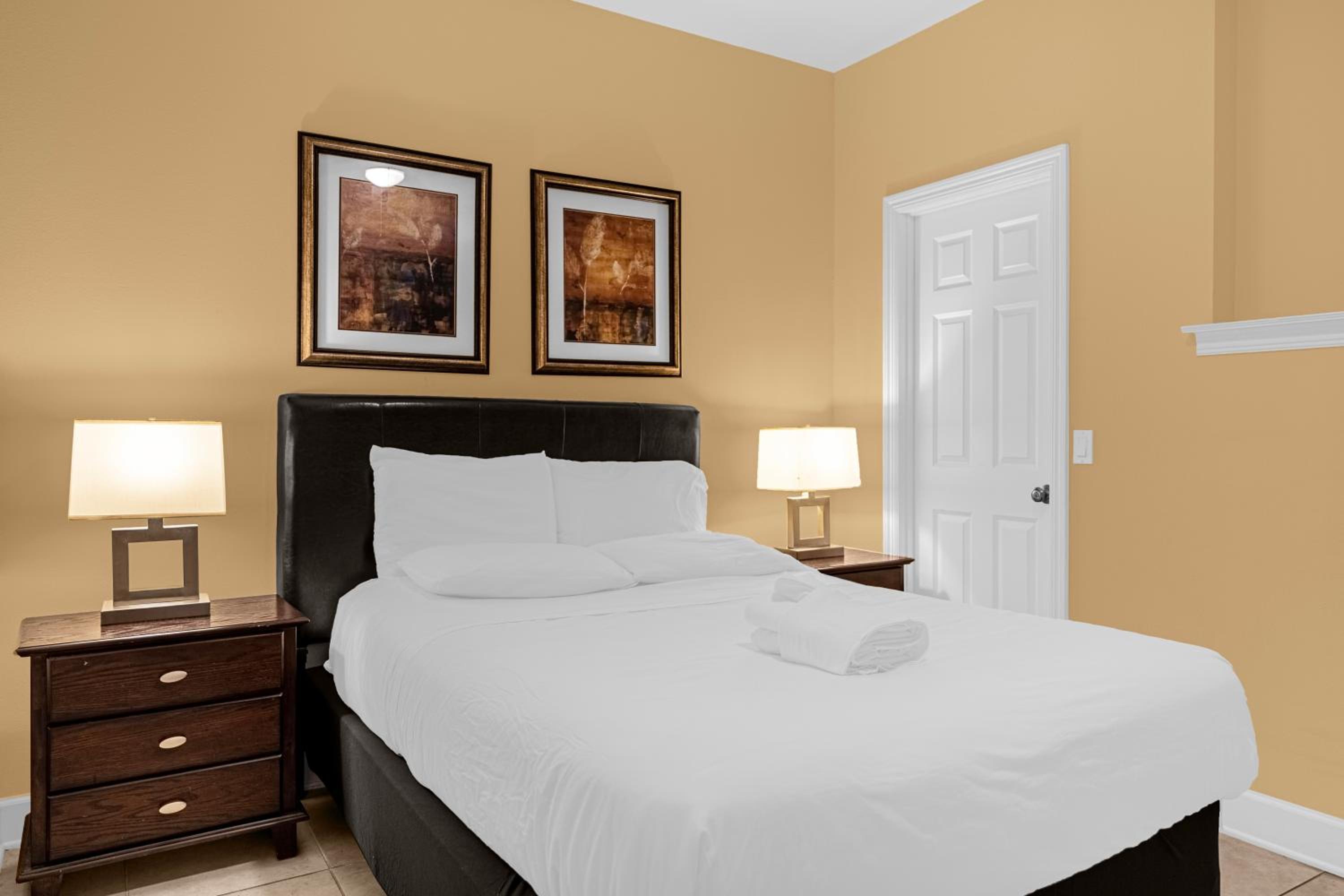4BR Disney Family Townhouse Resort in Orlando - with Resort Pool, Gym, Games, & Jacuzzi
