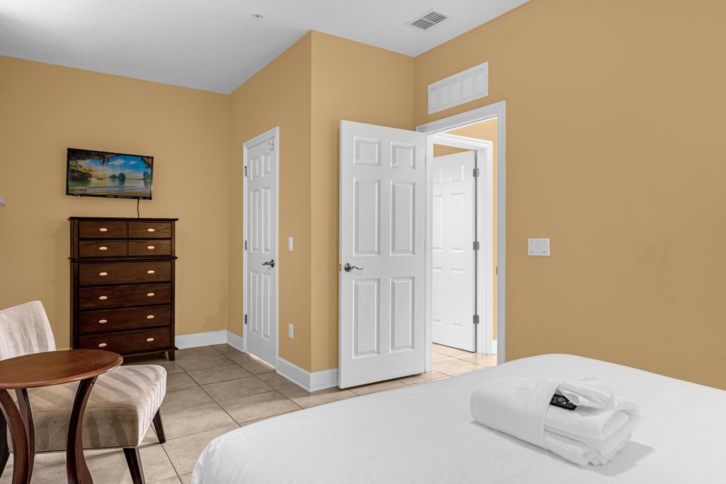 4BR Disney Family Townhouse Resort in Orlando - with Resort Pool, Gym, Games, & Jacuzzi