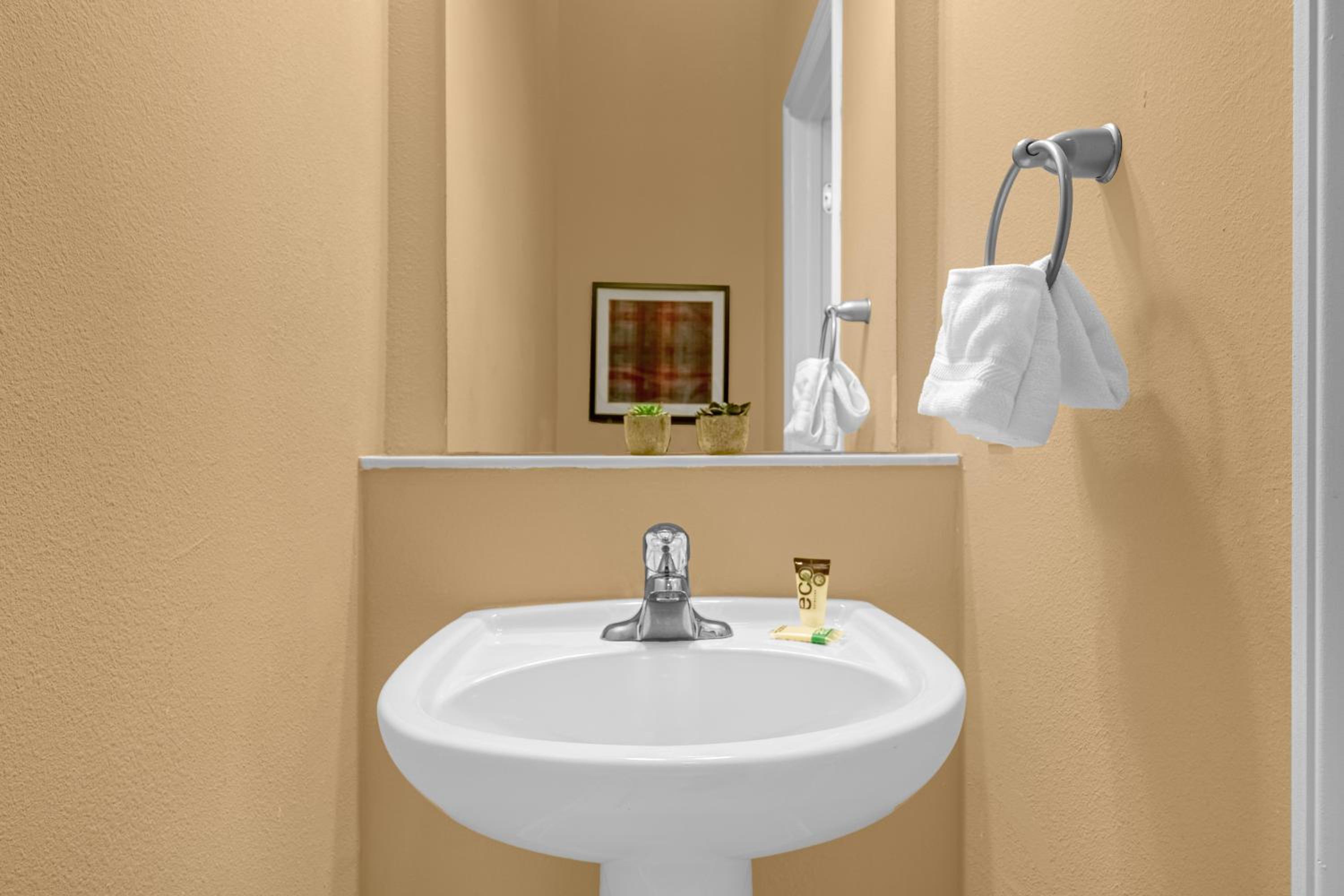 4BR Disney Family Townhouse Resort in Orlando - with Resort Pool, Gym, Games, & Jacuzzi