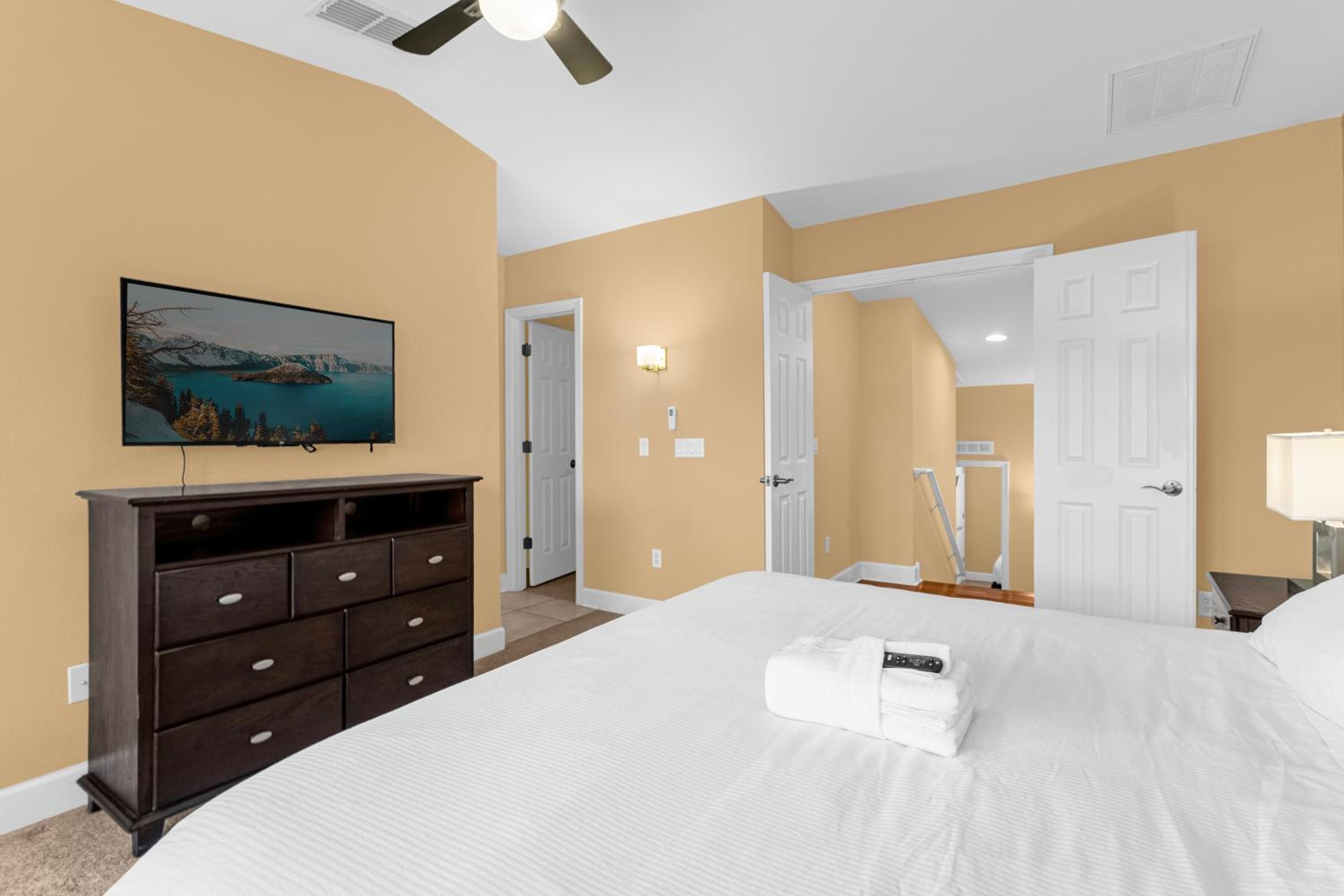 4BR Disney Family Townhouse Resort in Orlando - with Resort Pool, Gym, Games, & Jacuzzi