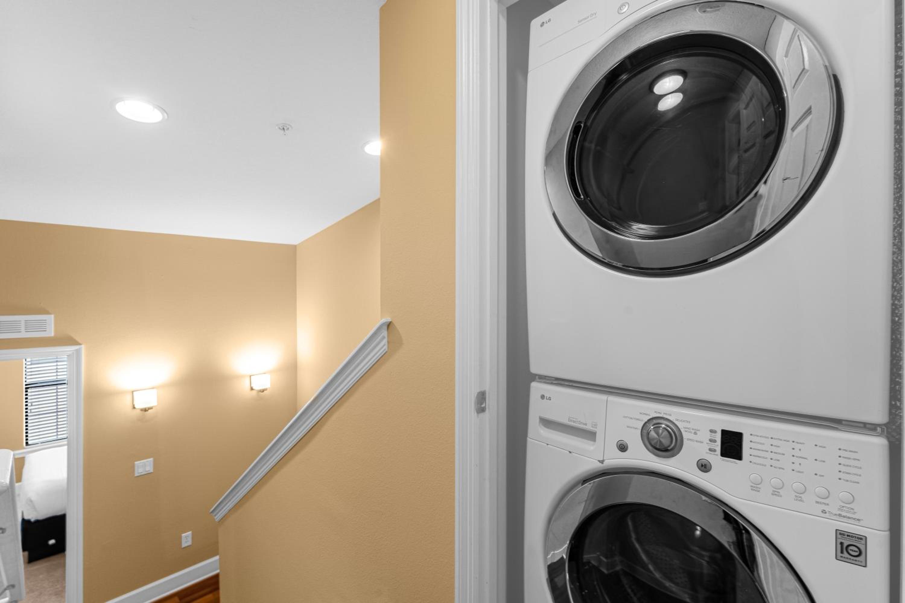 4BR Disney Family Townhouse Resort in Orlando - with Resort Pool, Gym, Games, & Jacuzzi
