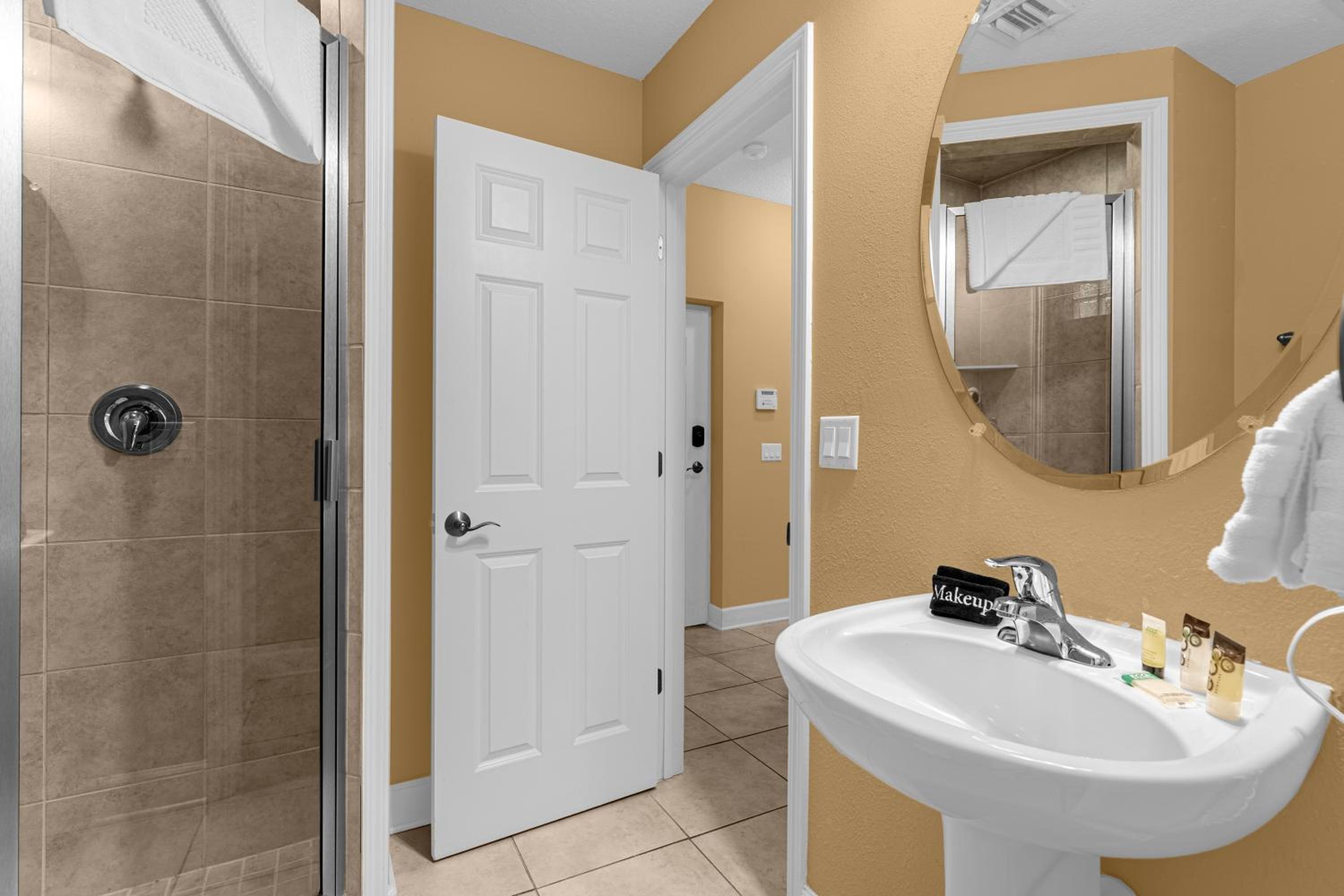 4BR Disney Family Townhouse Resort in Orlando - with Resort Pool, Gym, Games, & Jacuzzi