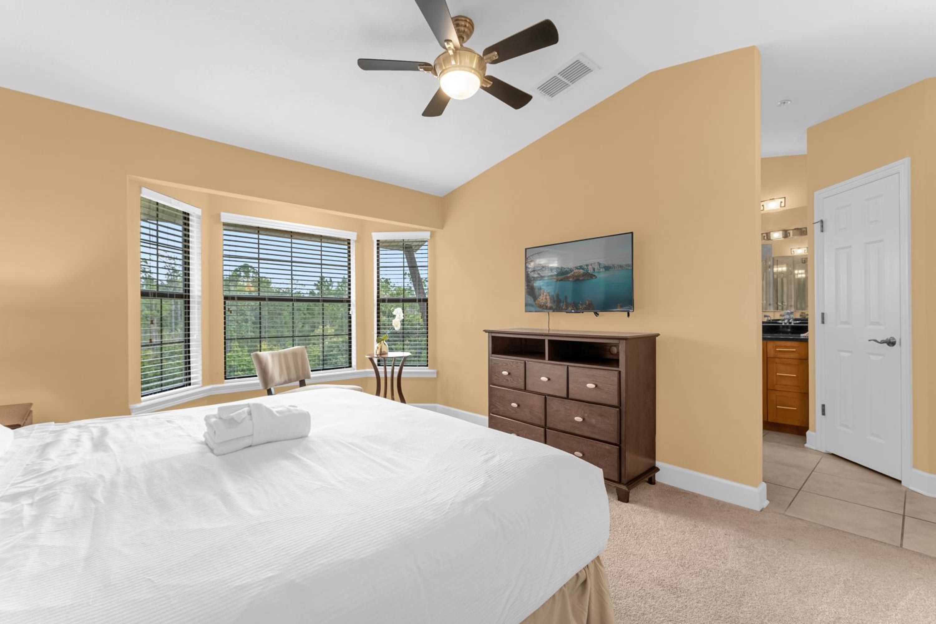 4BR Disney Family Townhouse Resort in Orlando - with Resort Pool, Gym, Games, & Jacuzzi