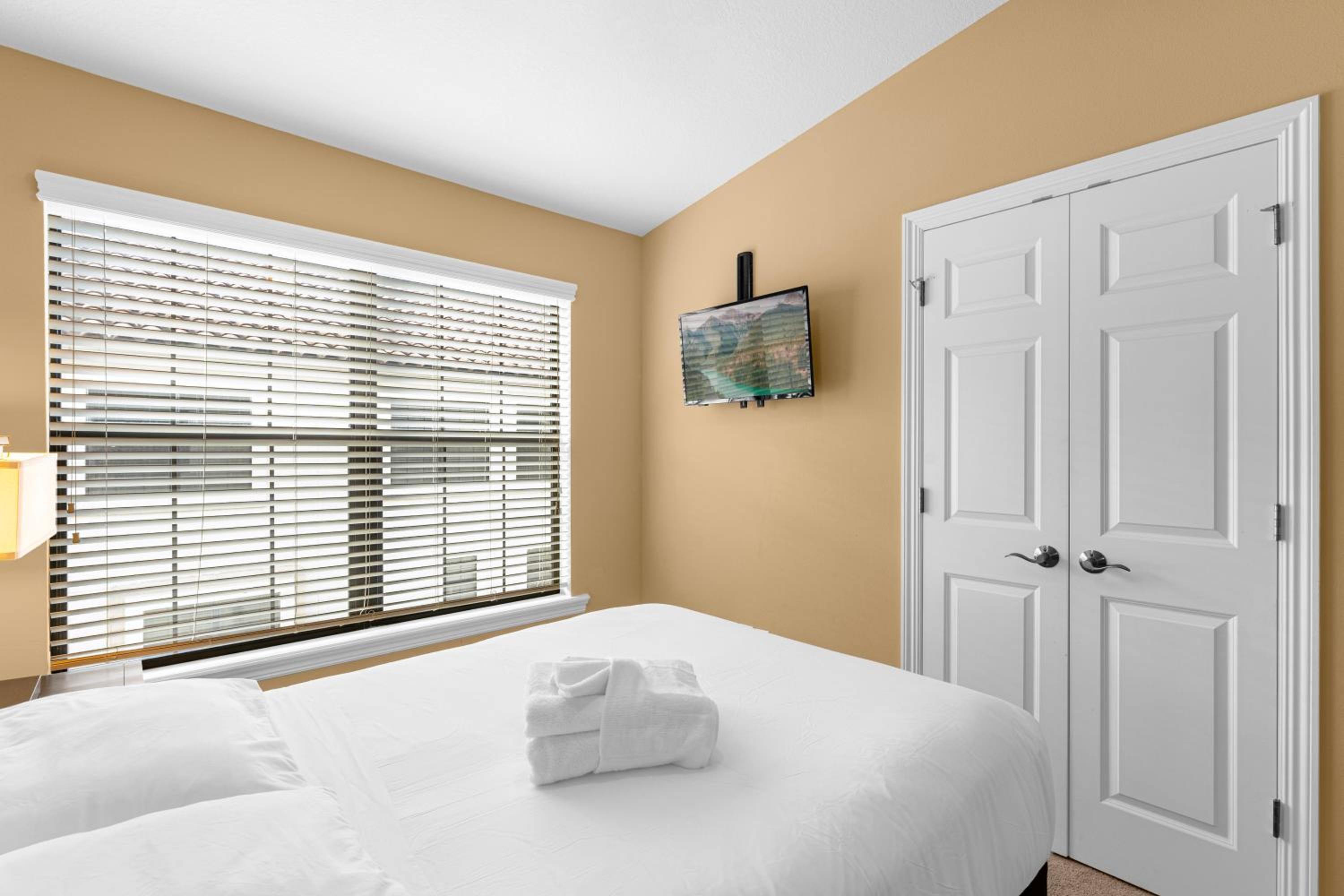 4BR Disney Family Townhouse Resort in Orlando - with Resort Pool, Gym, Games, & Jacuzzi