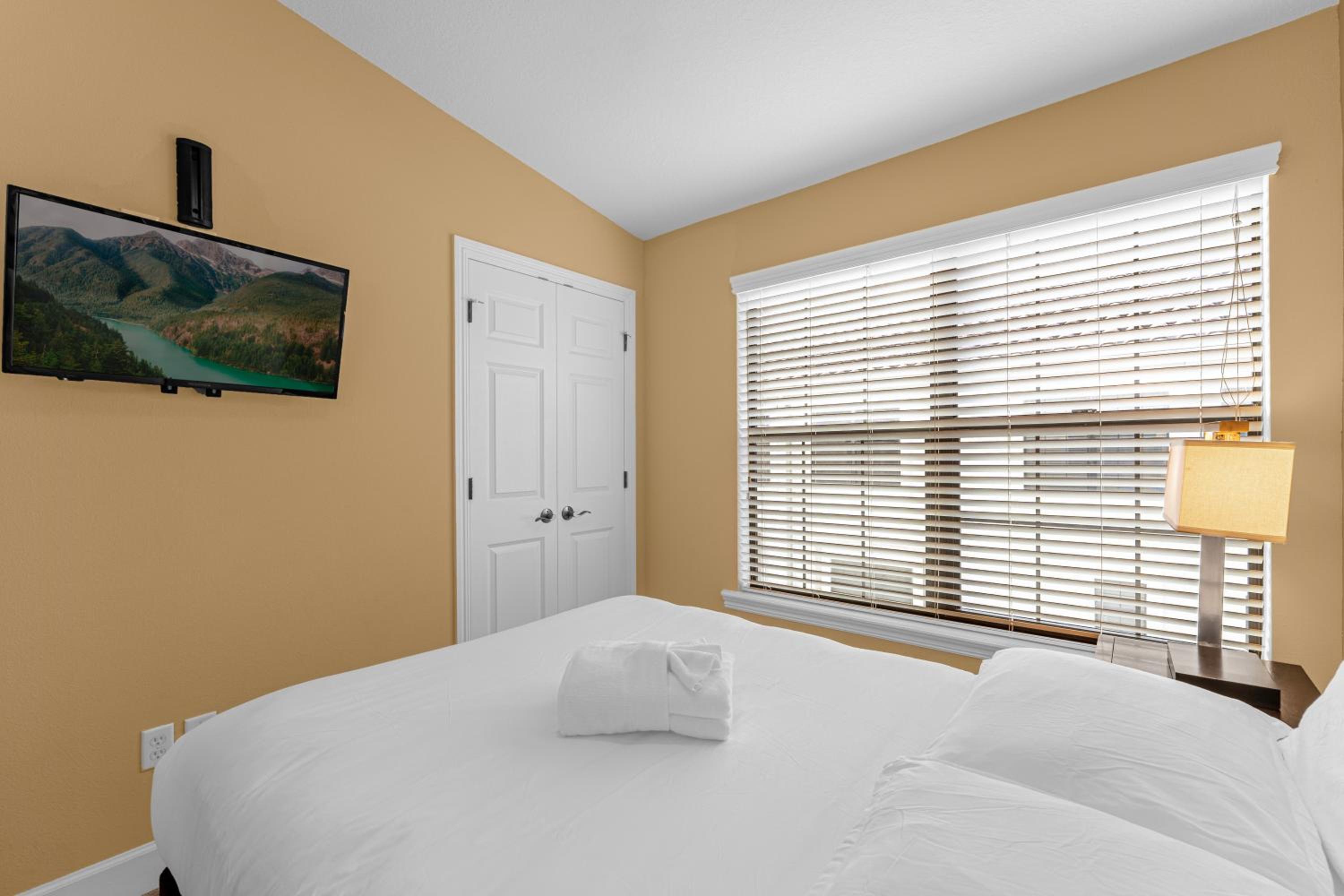 4BR Disney Family Townhouse Resort in Orlando - with Resort Pool, Gym, Games, & Jacuzzi