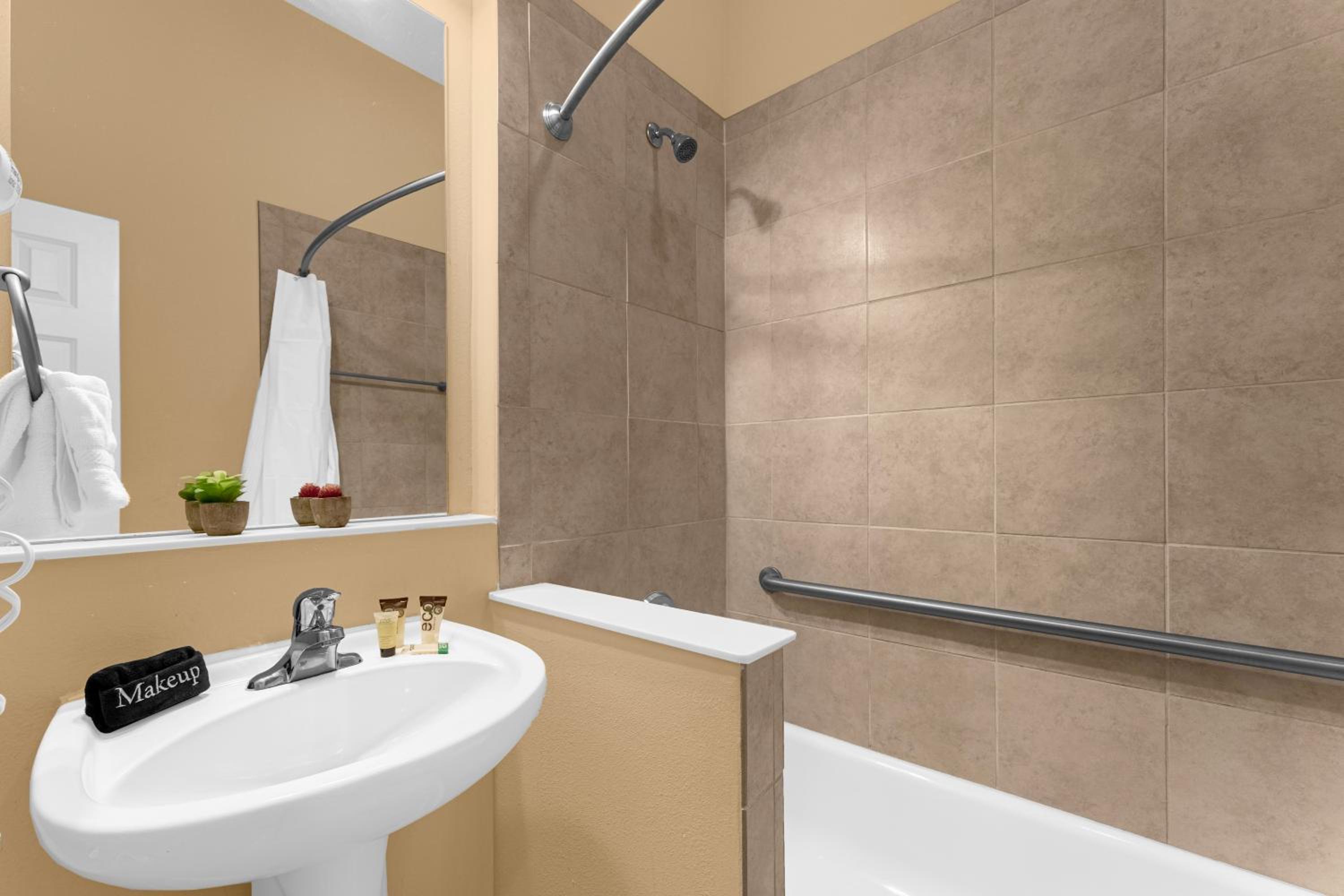4BR Disney Family Townhouse Resort in Orlando - with Resort Pool, Gym, Games, & Jacuzzi