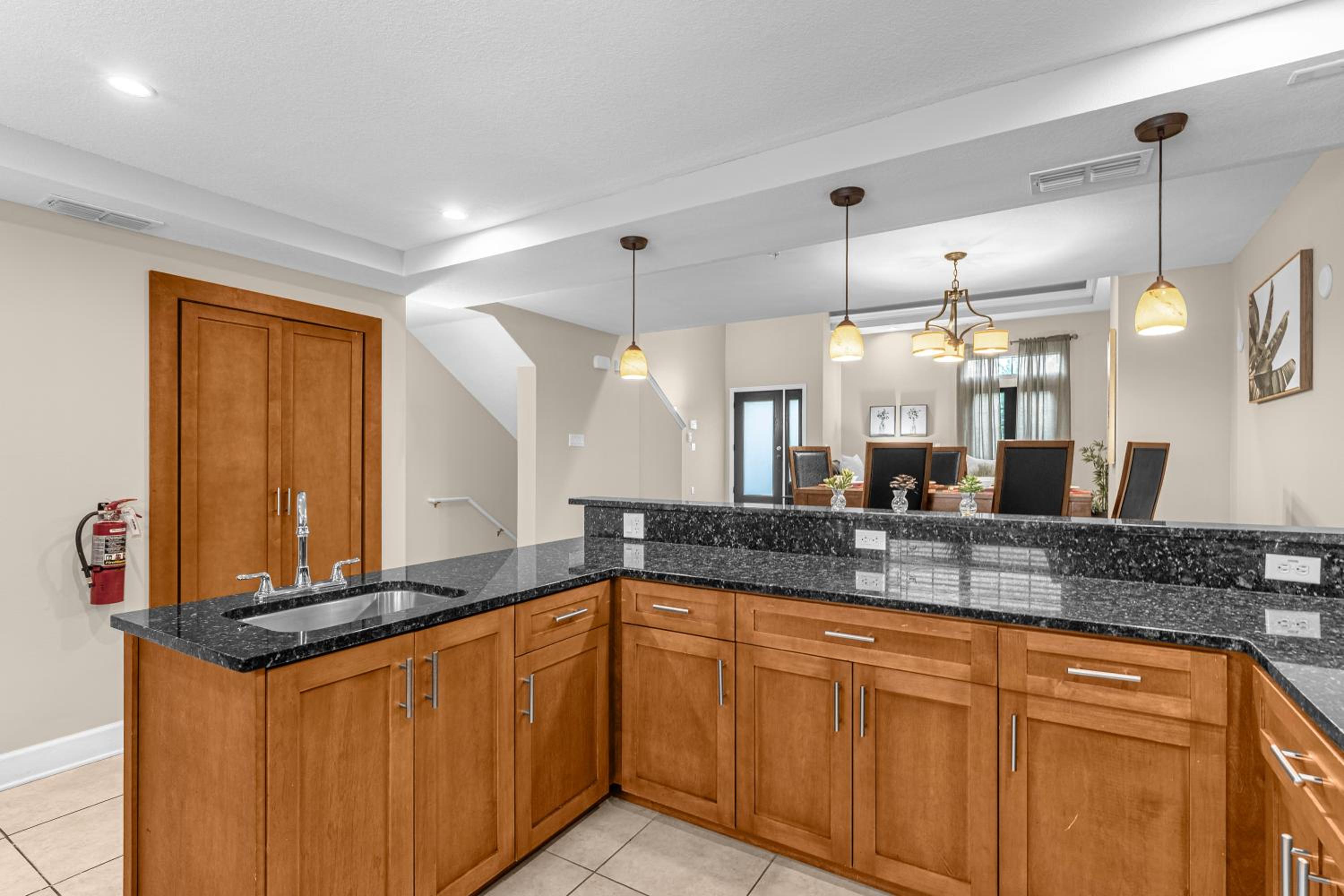 4BR Disney Family Townhouse Resort in Orlando - with Resort Pool, Gym, Games, & Jacuzzi