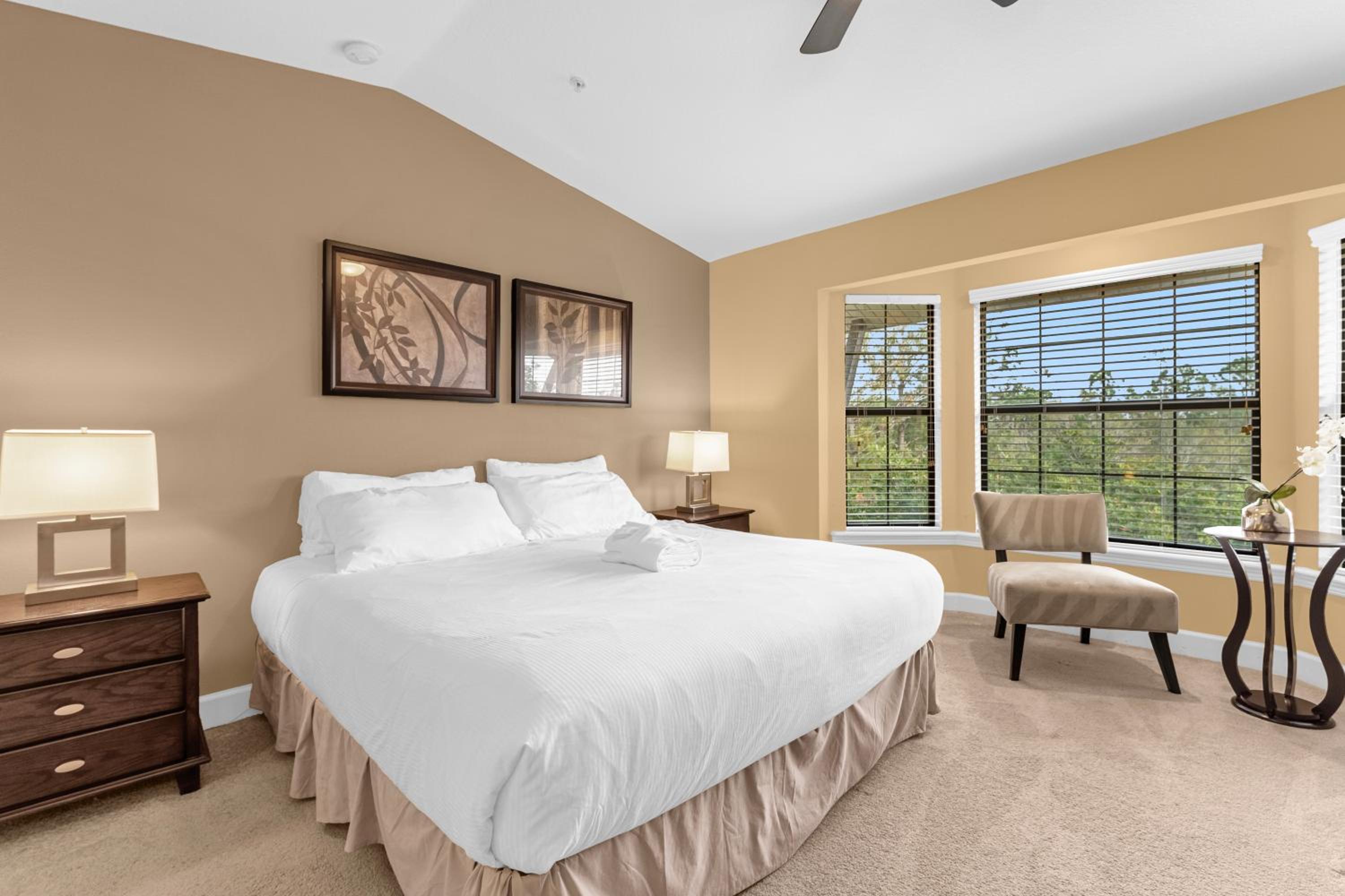 4BR Disney Family Townhouse Resort in Orlando - with Resort Pool, Gym, Games, & Jacuzzi