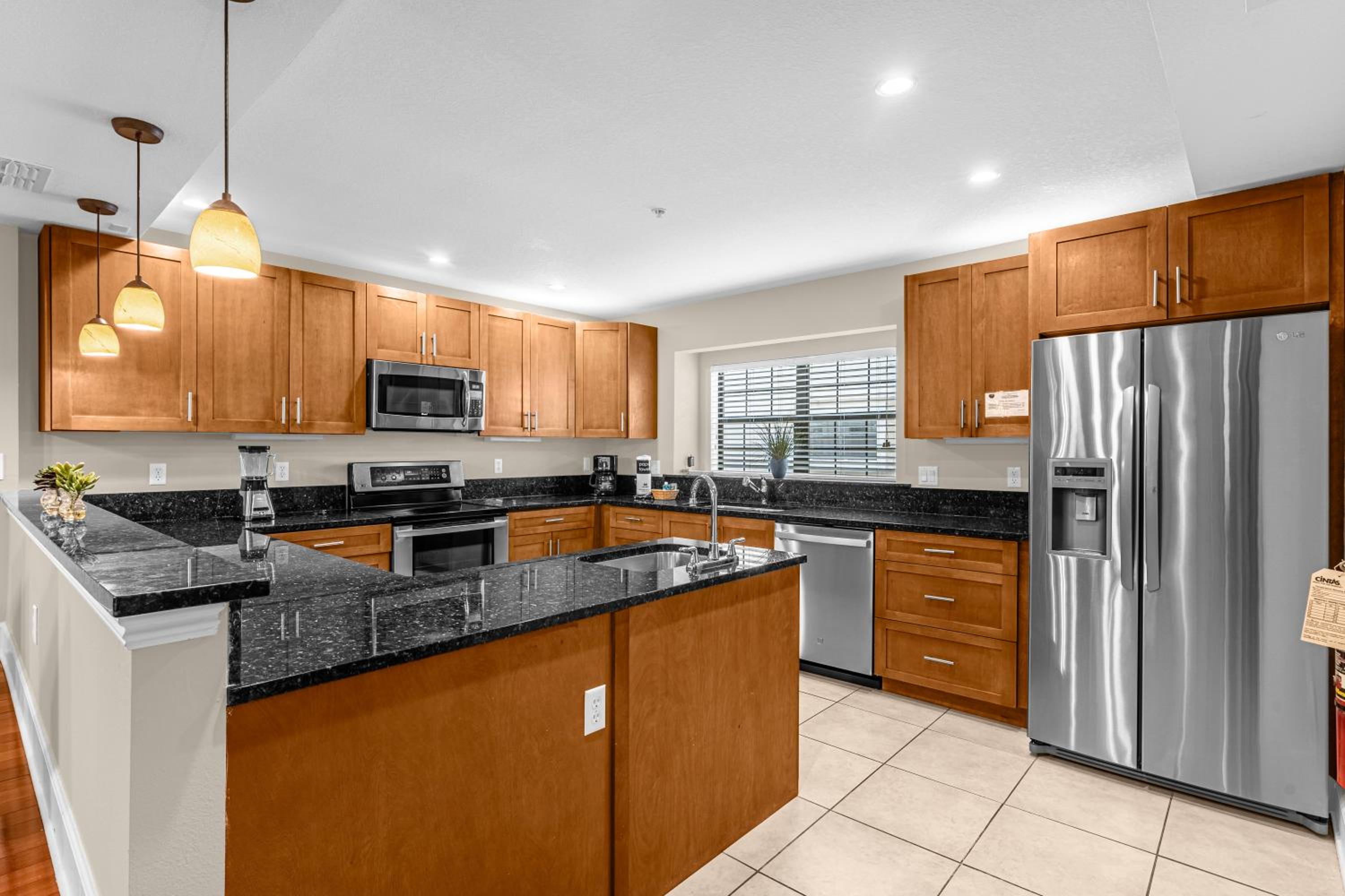 4BR Disney Family Townhouse Resort in Orlando - with Resort Pool, Gym, Games, & Jacuzzi