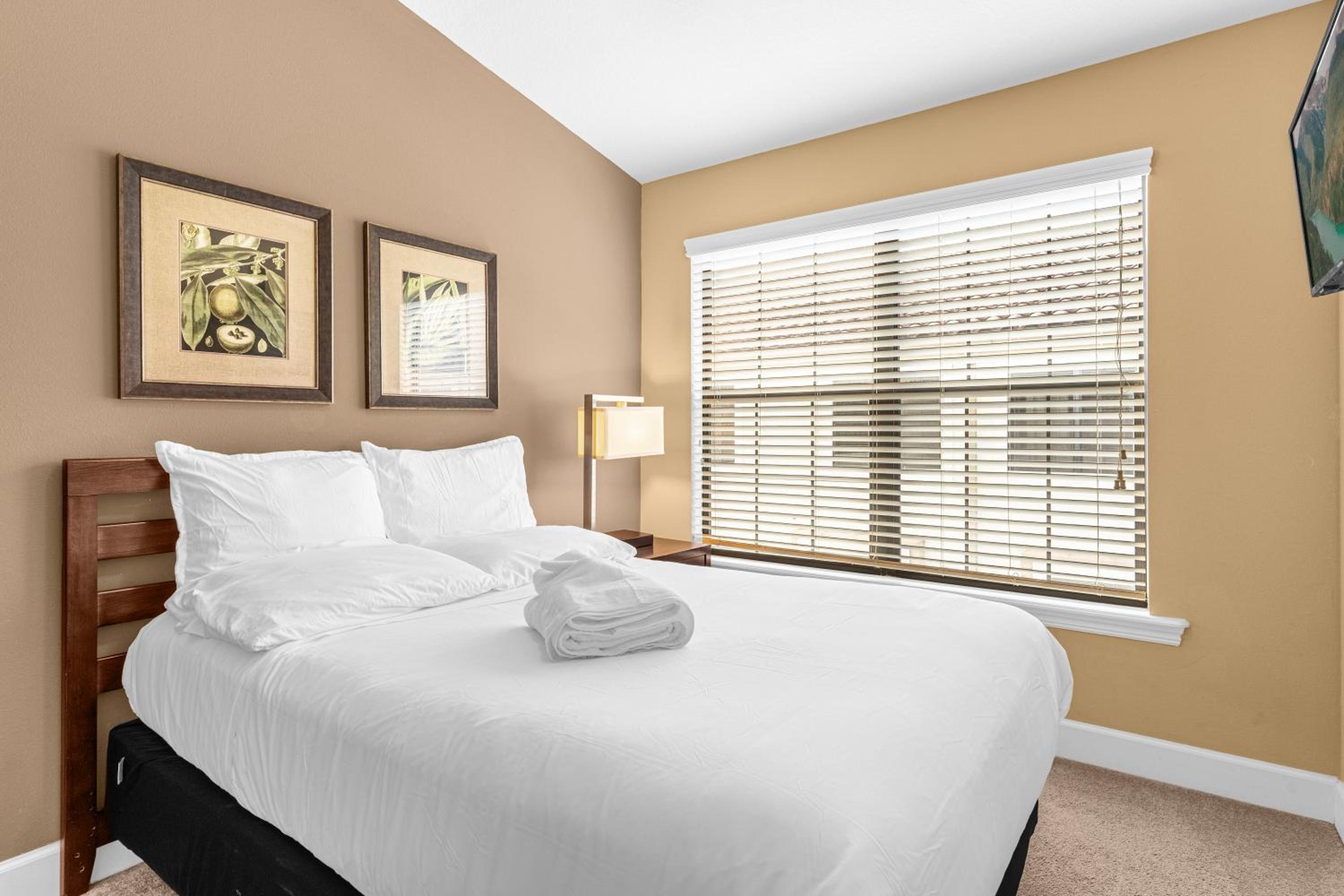 4BR Disney Family Townhouse Resort in Orlando - with Resort Pool, Gym, Games, & Jacuzzi