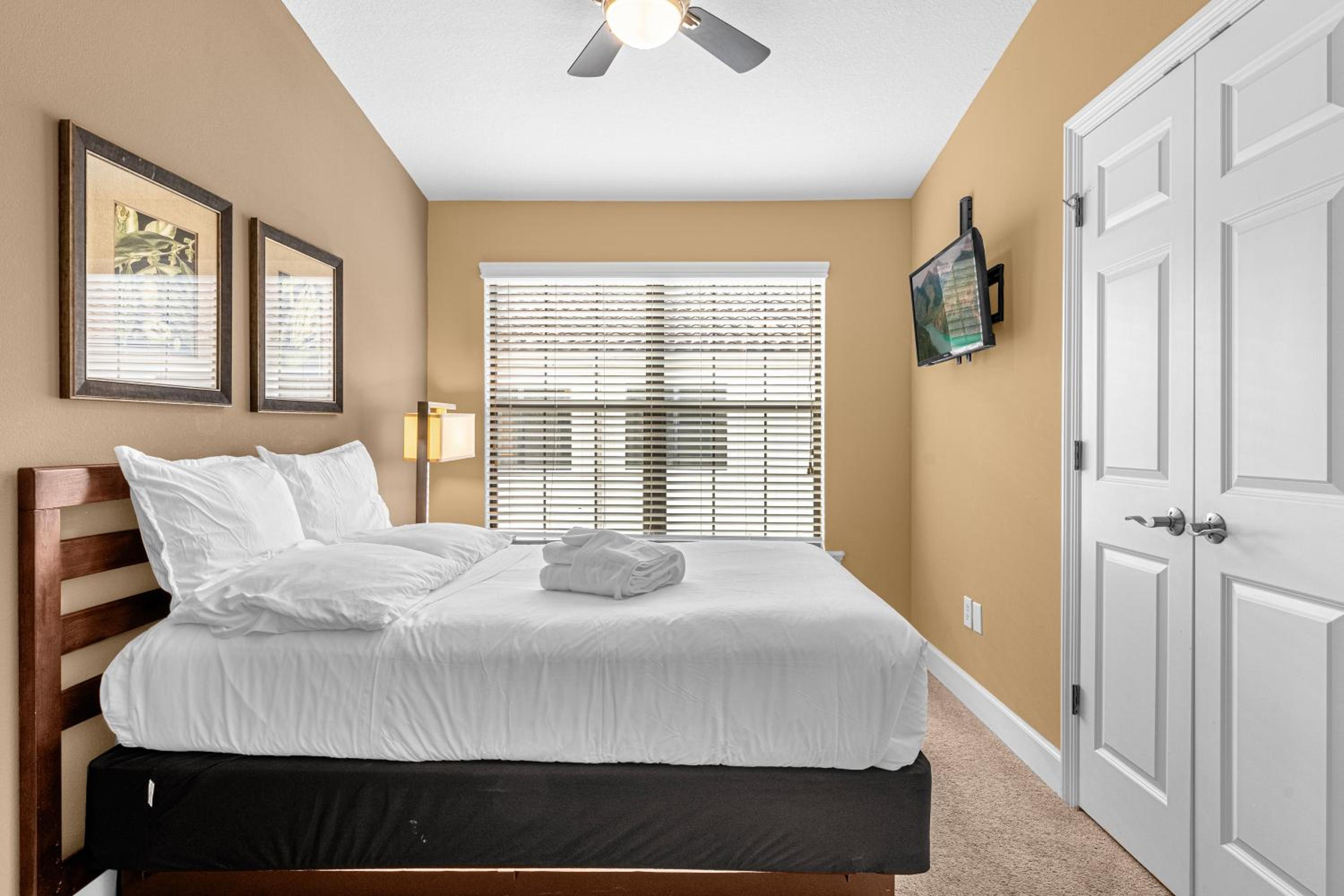 4BR Disney Family Townhouse Resort in Orlando - with Resort Pool, Gym, Games, & Jacuzzi