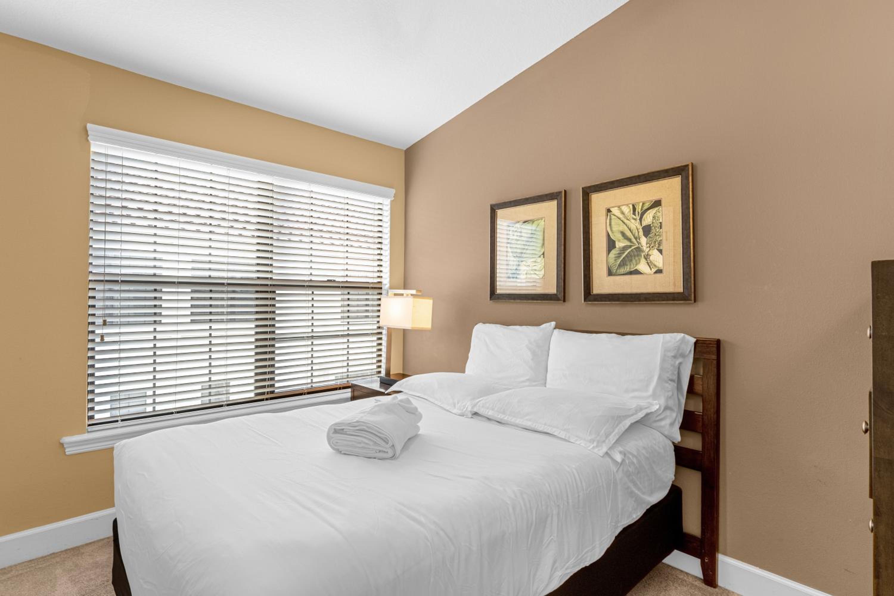 4BR Disney Family Townhouse Resort in Orlando - with Resort Pool, Gym, Games, & Jacuzzi
